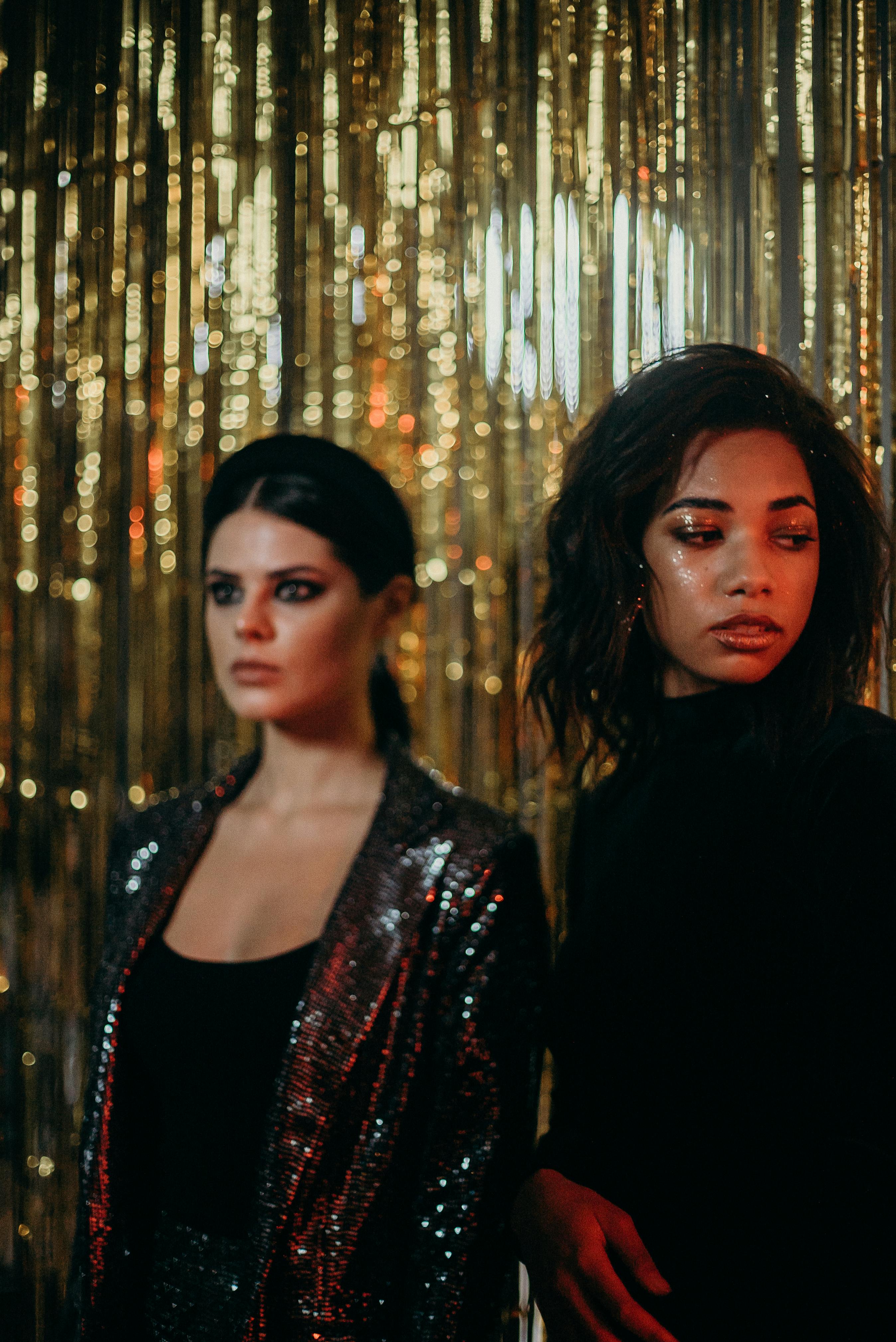 De franc Dues Dones Dempeus Foto d'estoc