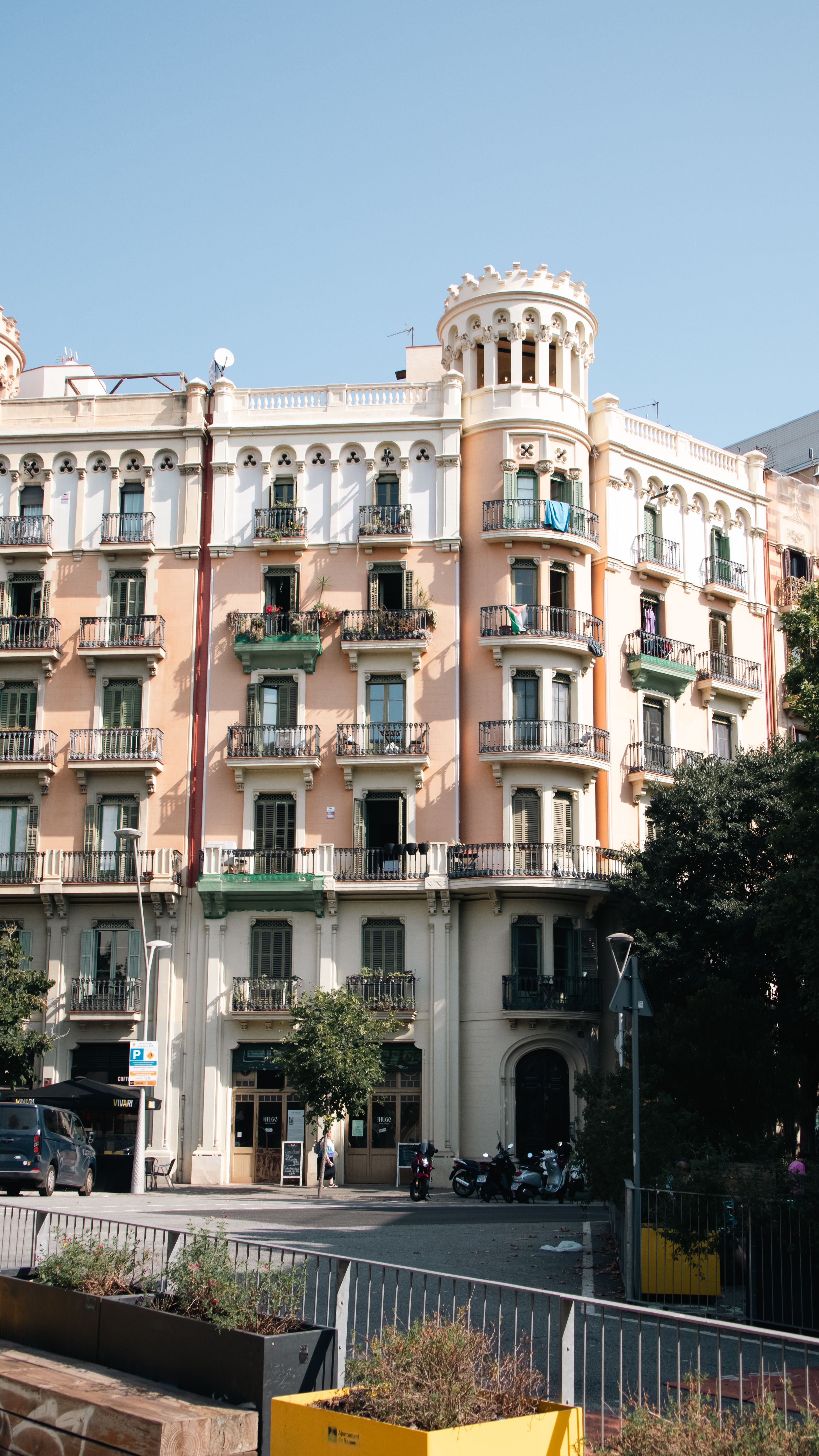 Historic Barcelona Building in Sunlight · Free Stock Photo