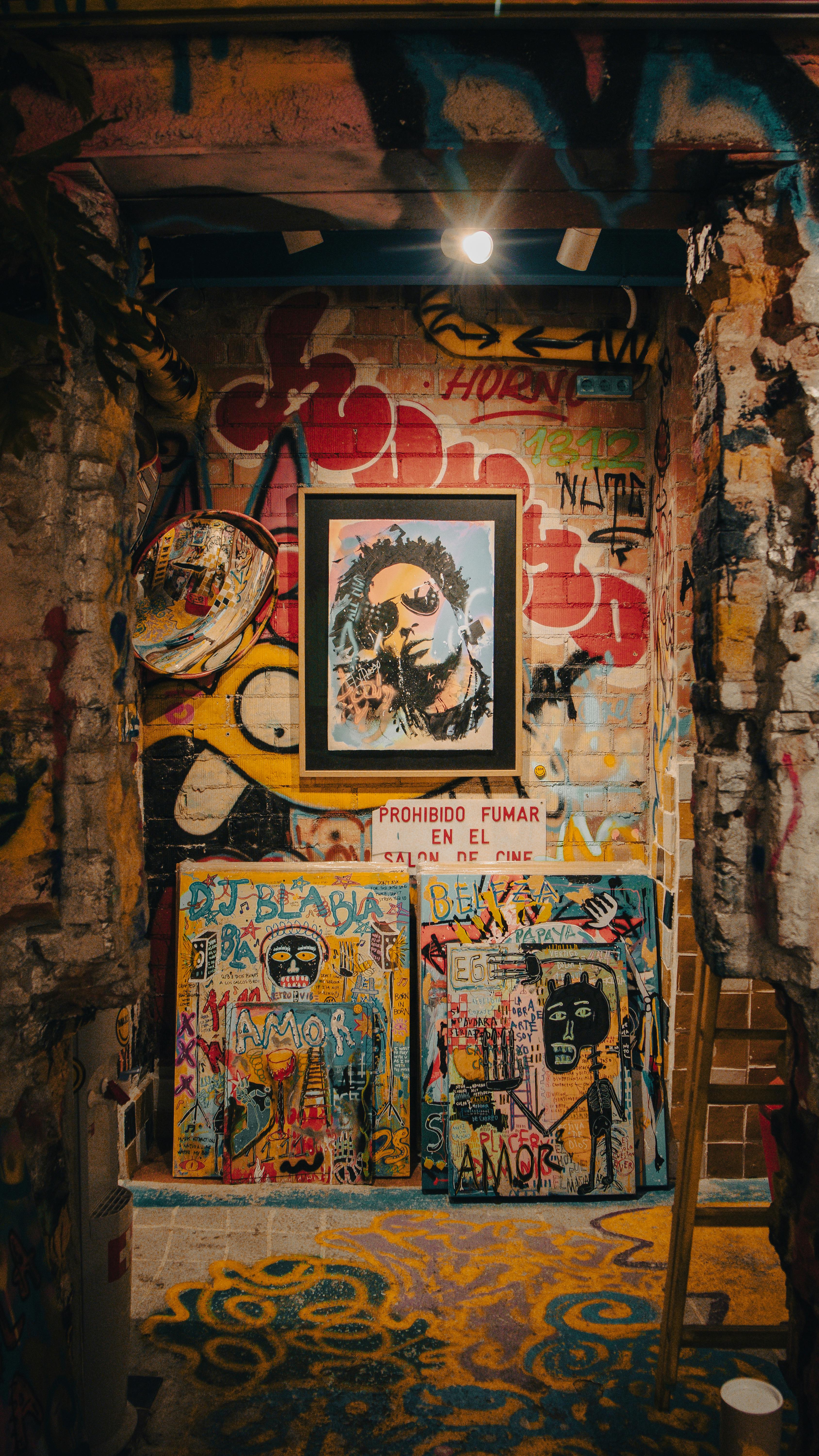 Kostenlos Bunte Graffiti und Porträts in einer Gasse in Barcelona, die urbane Kunst einfangen. Stock-Foto