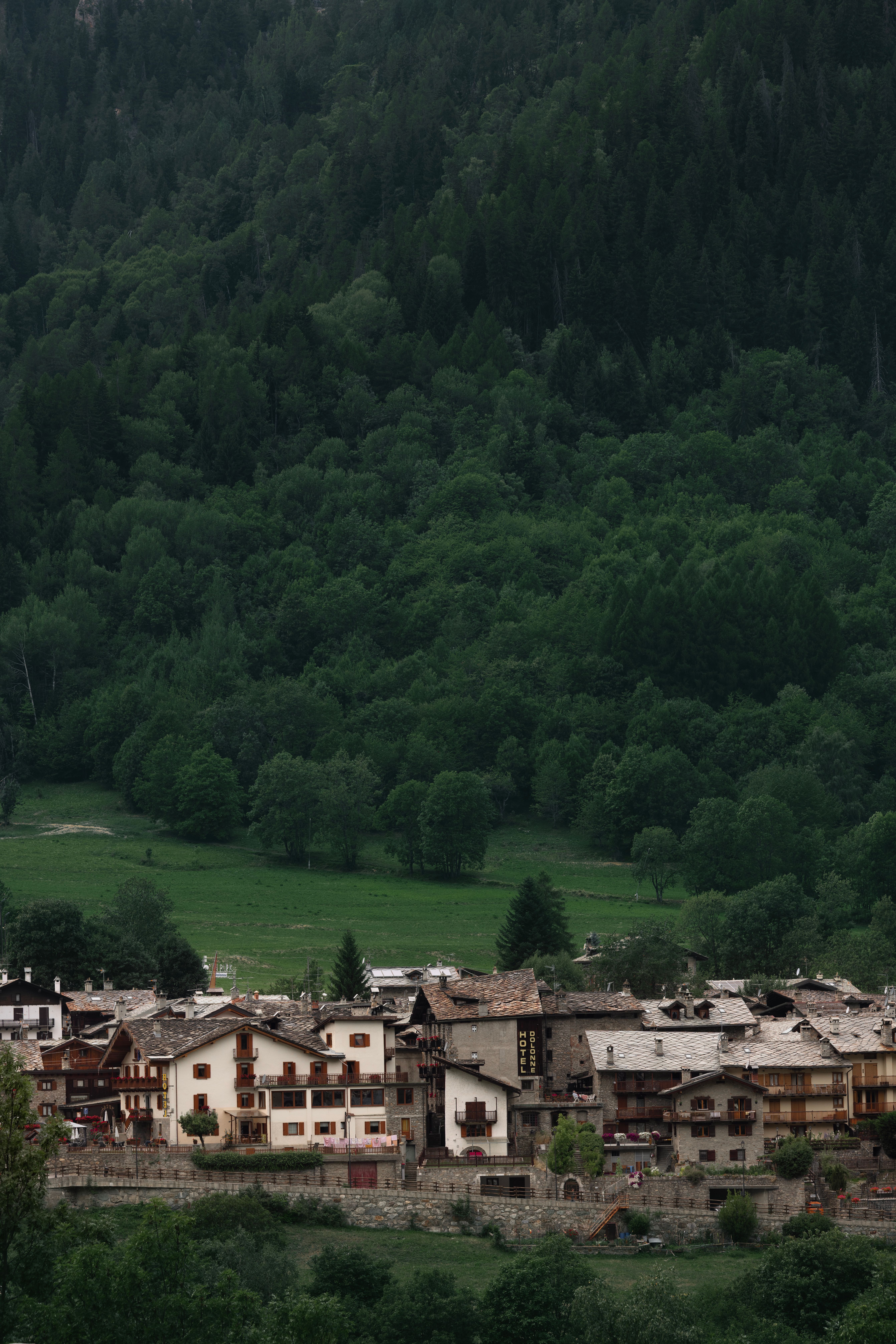 Charming Village Nestled in Lush Green Valley · Free Stock Photo