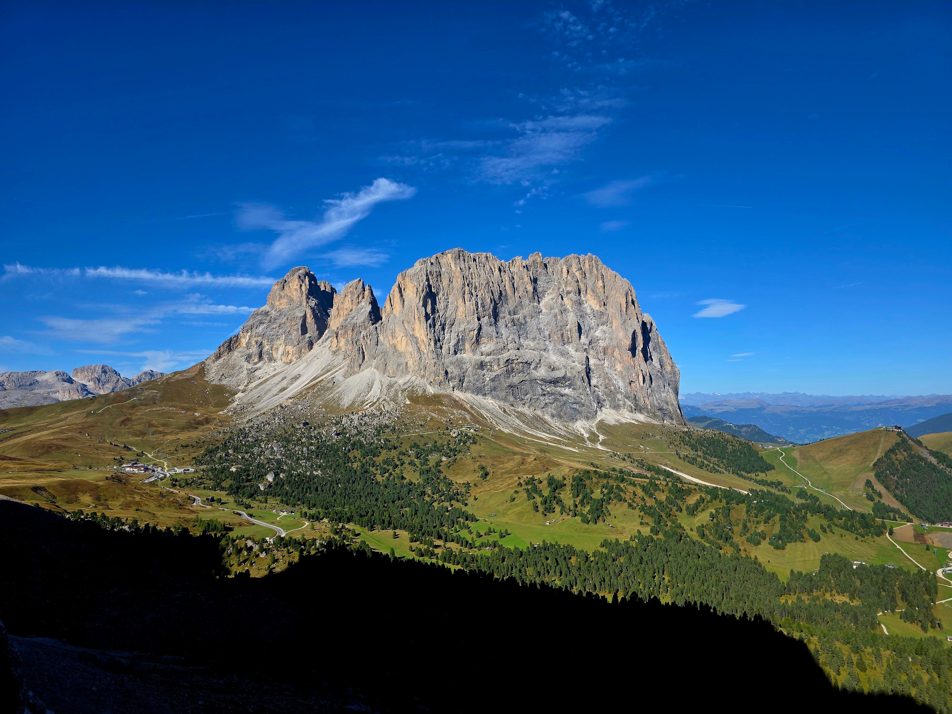 Bezpłatne Zapierający dech w piersiach krajobraz Dolomitów z czystym, błękitnym niebem i majestatycznymi szczytami górskimi. Zdjęcie z galerii