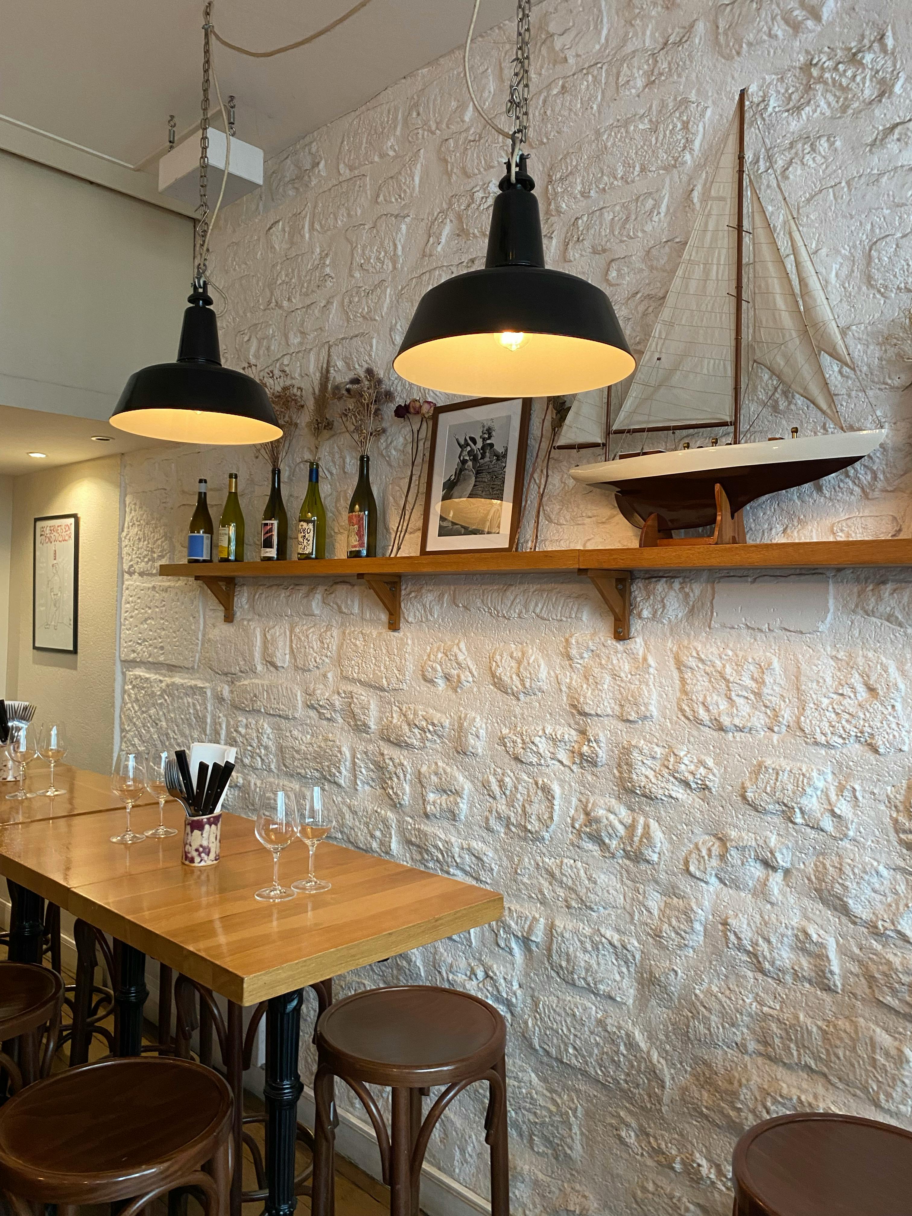 Gratis Charmerende restaurantinteriør med nautiske elementer og varm belysning. Lagerfoto