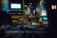 东京涉谷标志性十字路口热闹的夜色，充满了活力和城市生活的气息