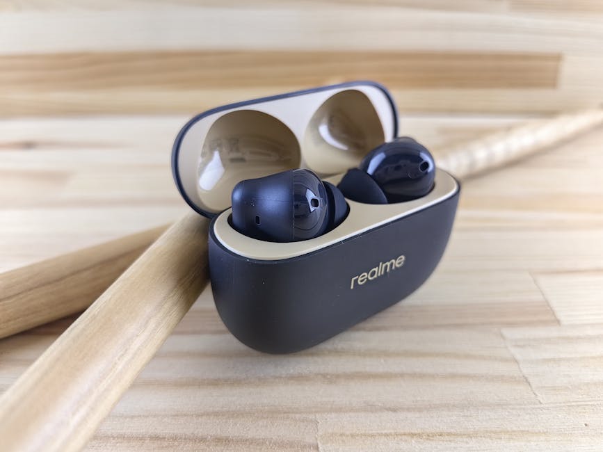 Fones de ouvido sem fio modernos da Realme em um estojo elegante sobre fundo de madeira, combinando estilo e tecnologia.