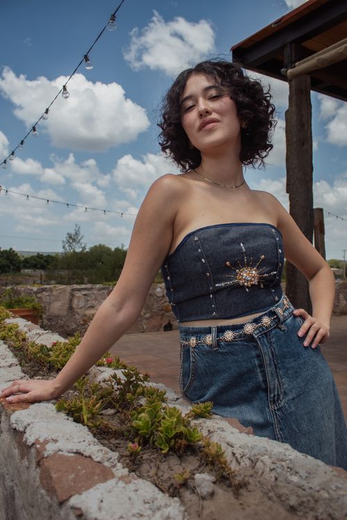 Free Fashionable woman in denim posing outdoors at a vineyard in Querétaro, Mexico. Stock Photo