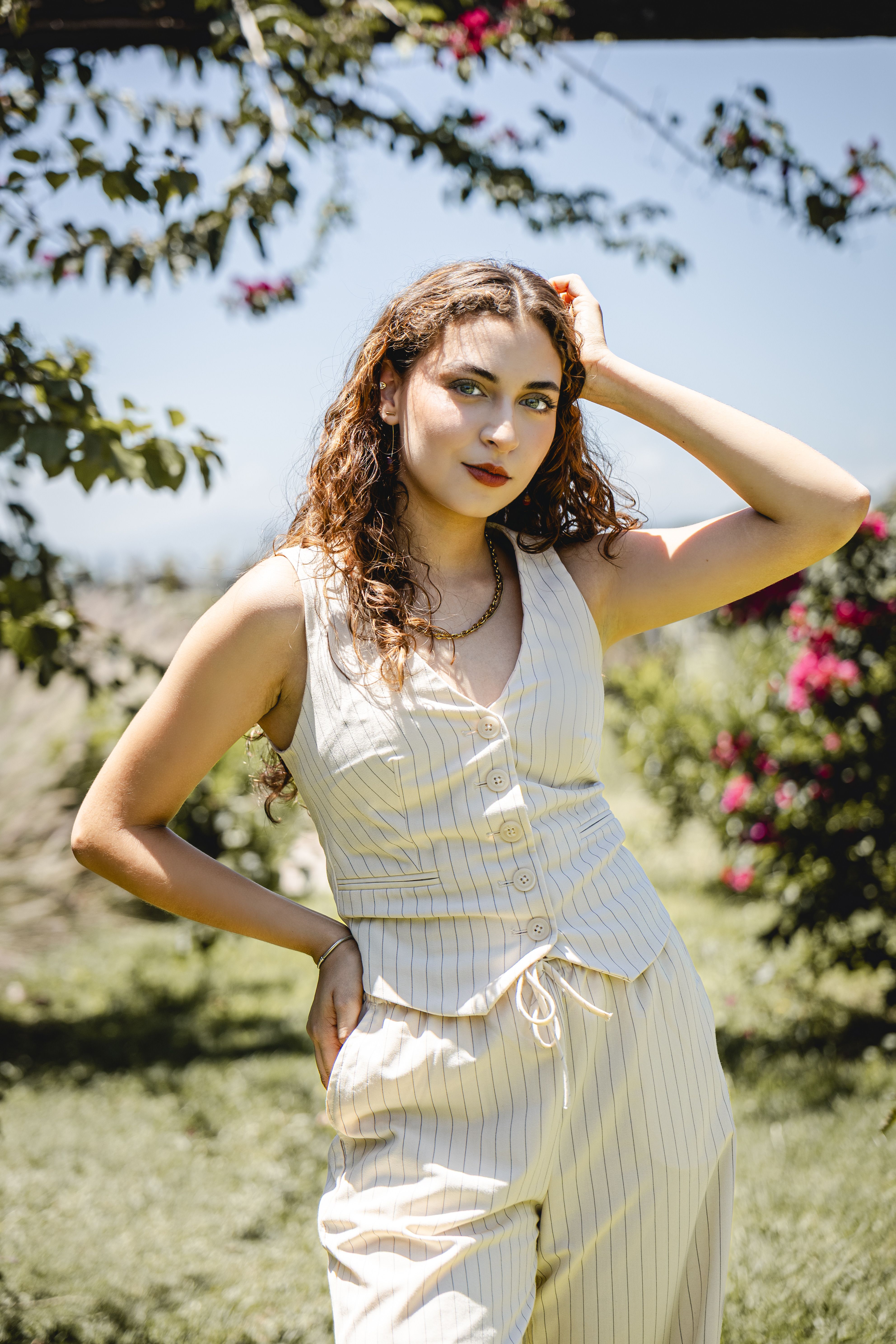 Mujer Elegante Posando Al Aire Libre En El Jardín · Foto de stock gratuita