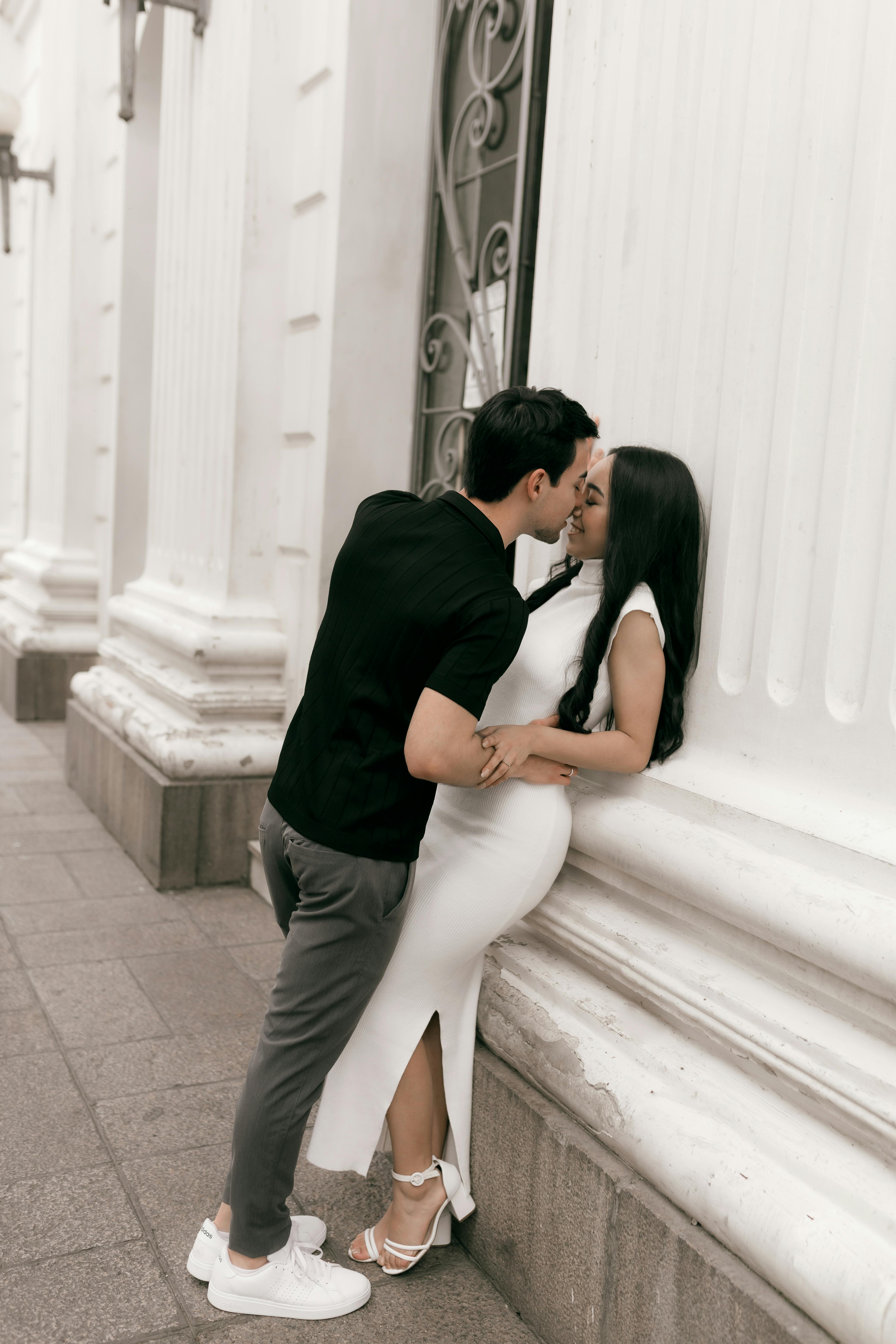 Documentair bruidspaar wandelt buiten met reisklare uitrusting