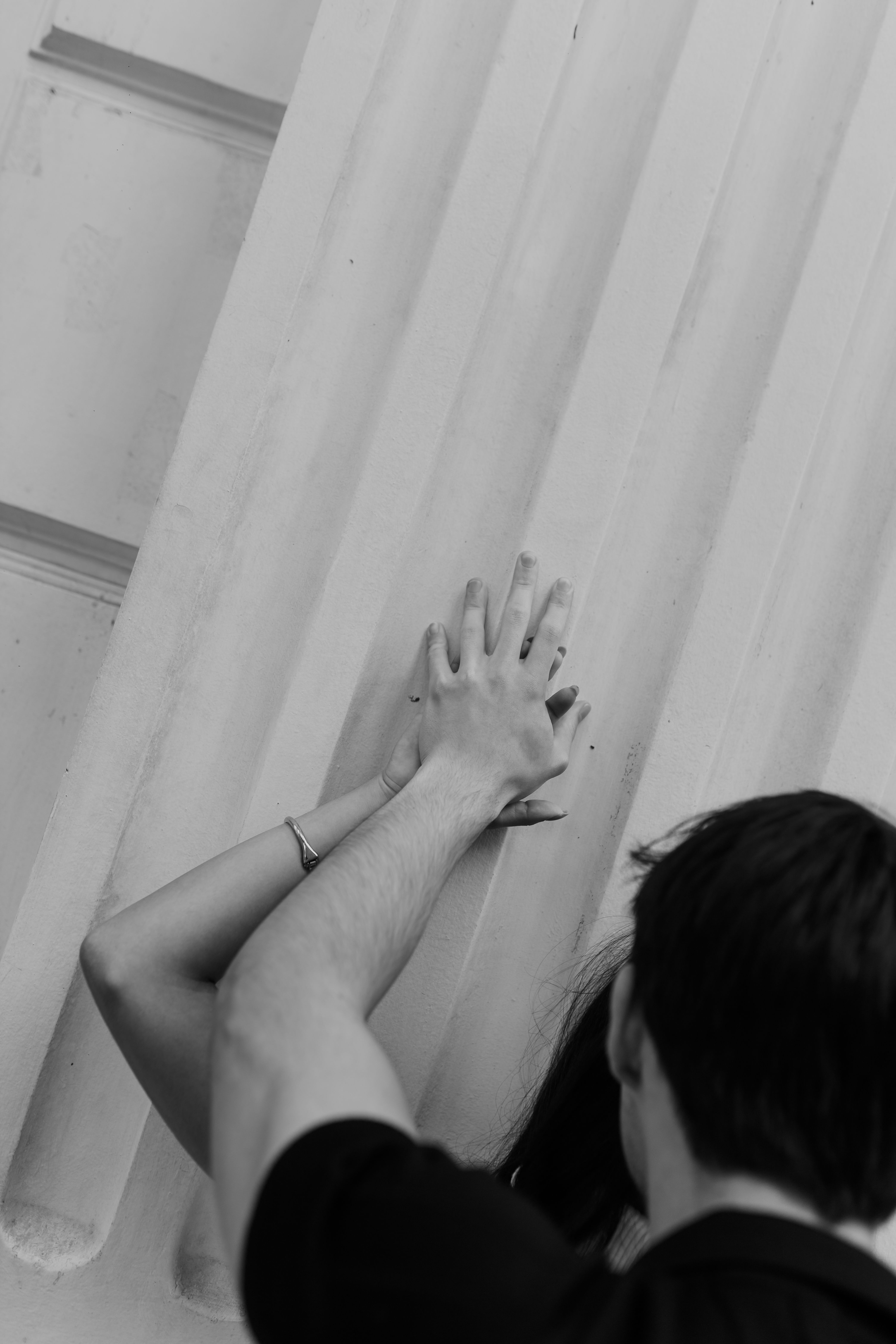 Hands Touching Architectural Column in Black and White · Free Stock Photo