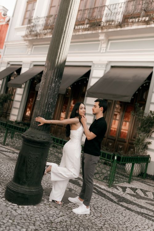 Una Pareja Joven Abrazándose En Una Calle De La Ciudad · Foto de stock ...