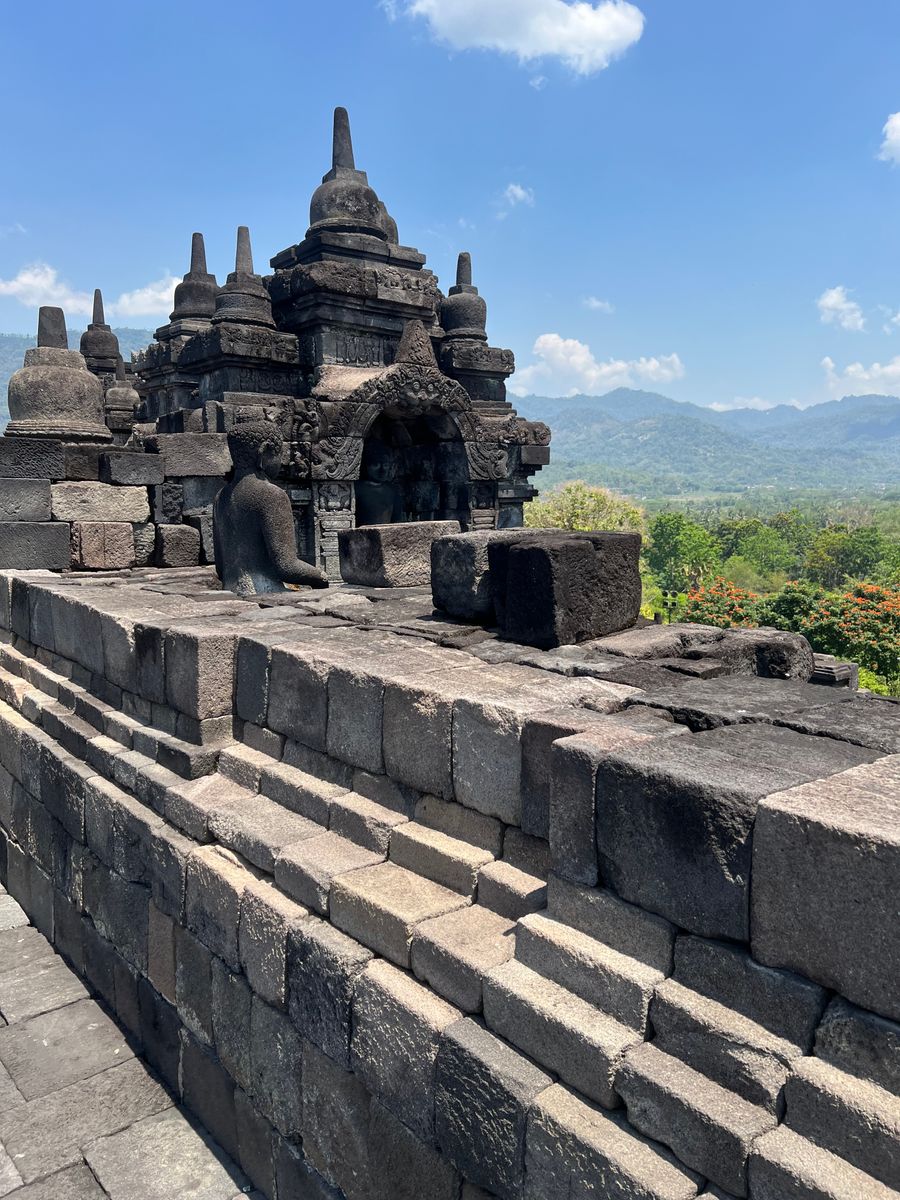 Candi Borobudur dengan latar perbukitan hijau, Magelang