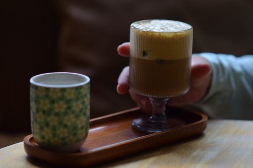 Free Stylish coffee and tea presentation on wooden tray, perfect for cozy moments. Stock Photo