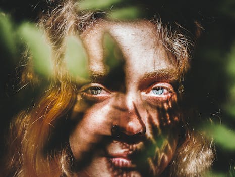 一张女人的脸，蓝色眼睛，在树叶阴影的衬托下，构成了一幅神秘而艺术的肖像