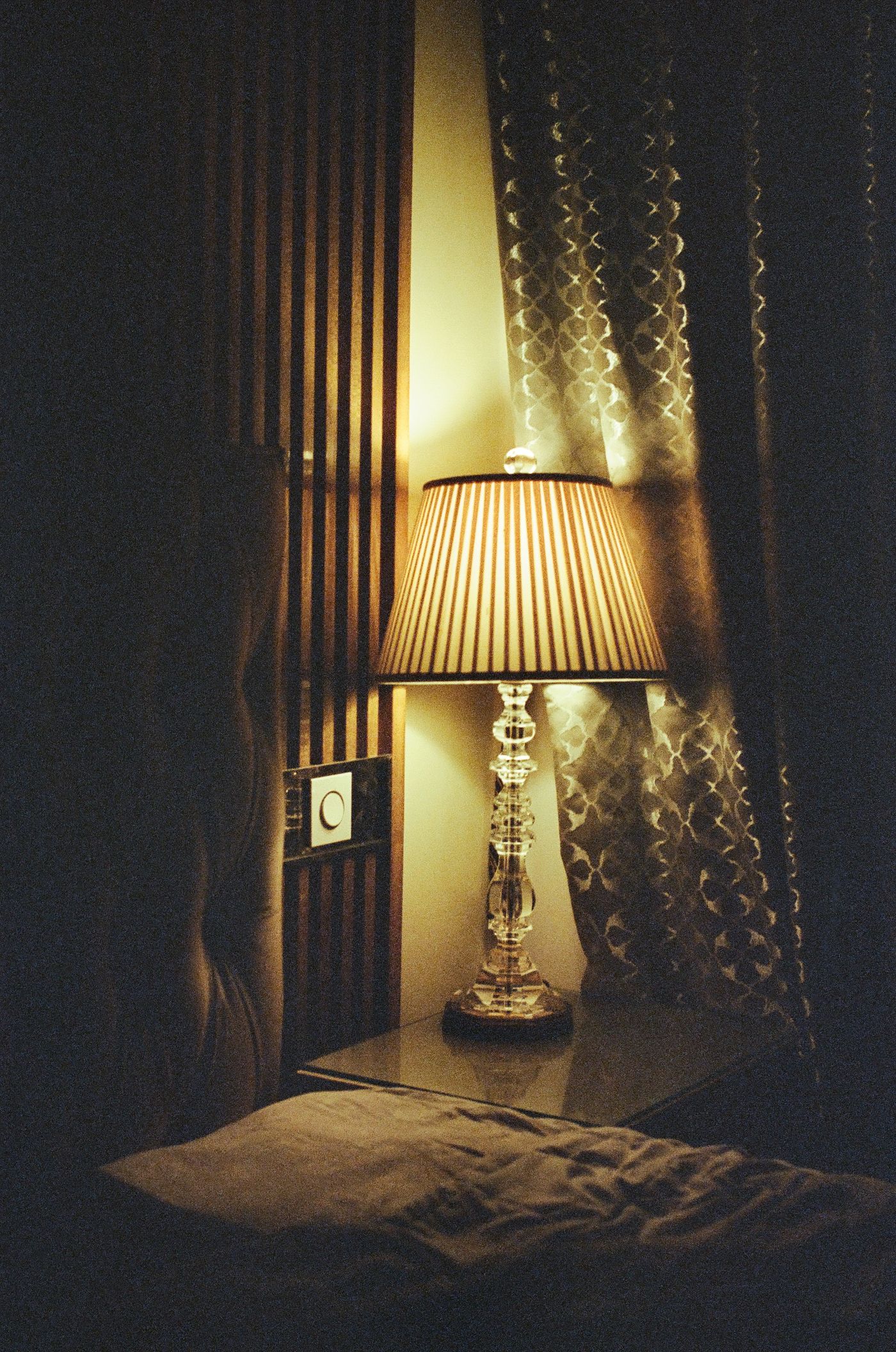 Lampe de chevet diffusant une lumière chaude dans une chambre