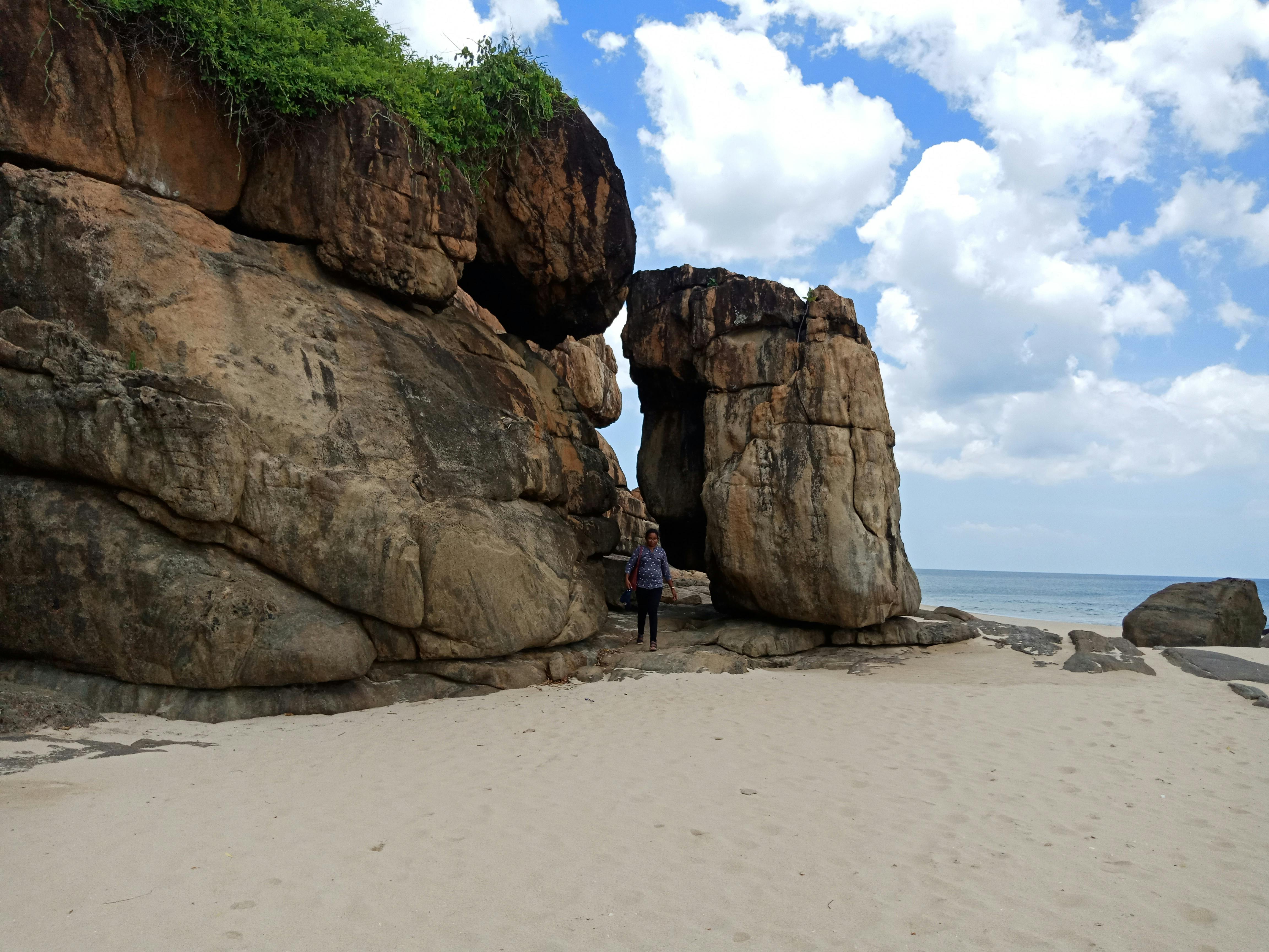 Explore the stunning rocky formations and sandy shores of Trincomalee, Sri Lanka, under a clear blue sky. - ¿Dónde dormir en Trincomalee?