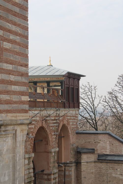 Free Detailed view of the historic architecture at Topkapı Palace in Istanbul, Türkiye, showcasing its ornate design. Stock Photo