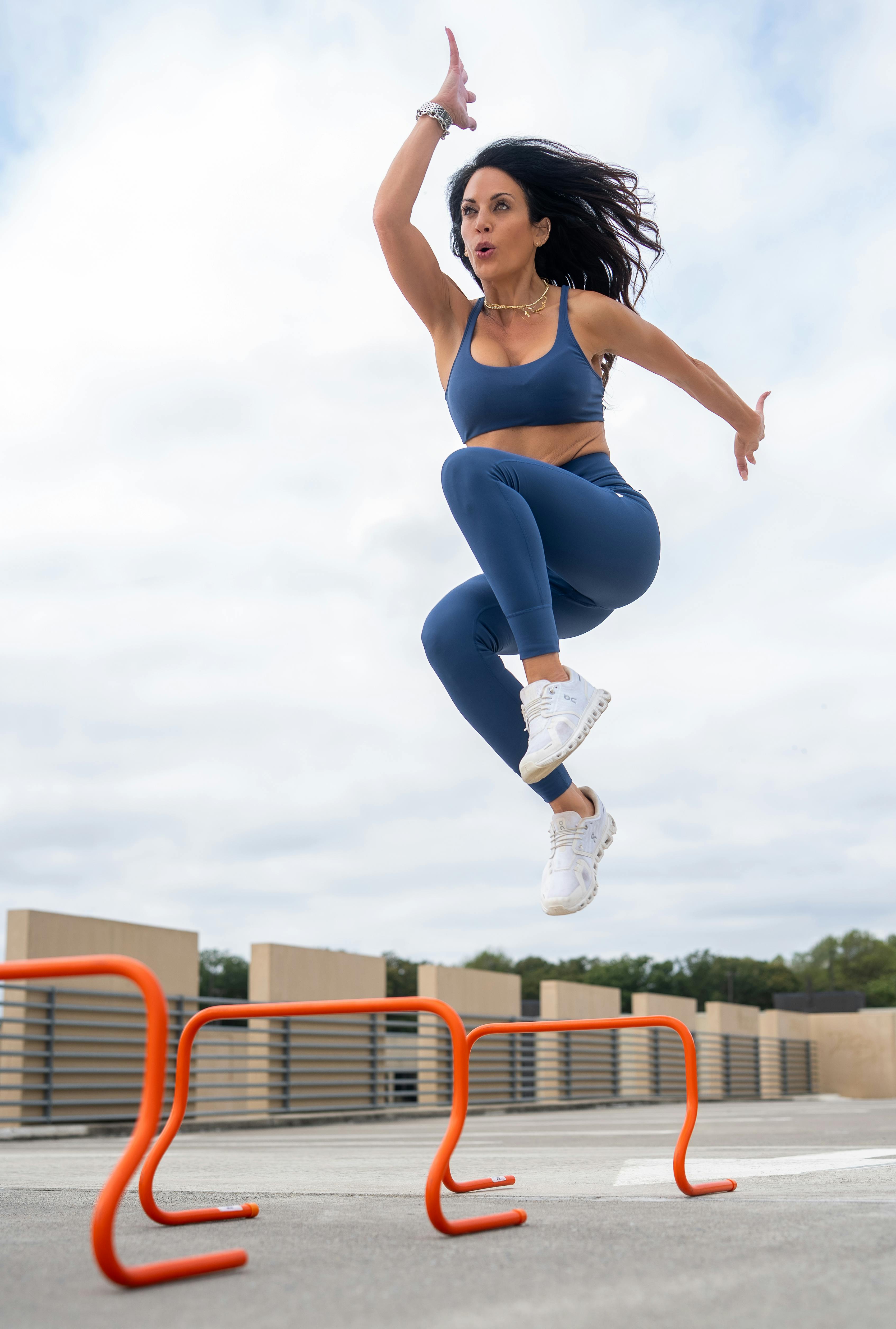 女子跳跃的表述不够清晰，无法判断具体是哪种类型的动作