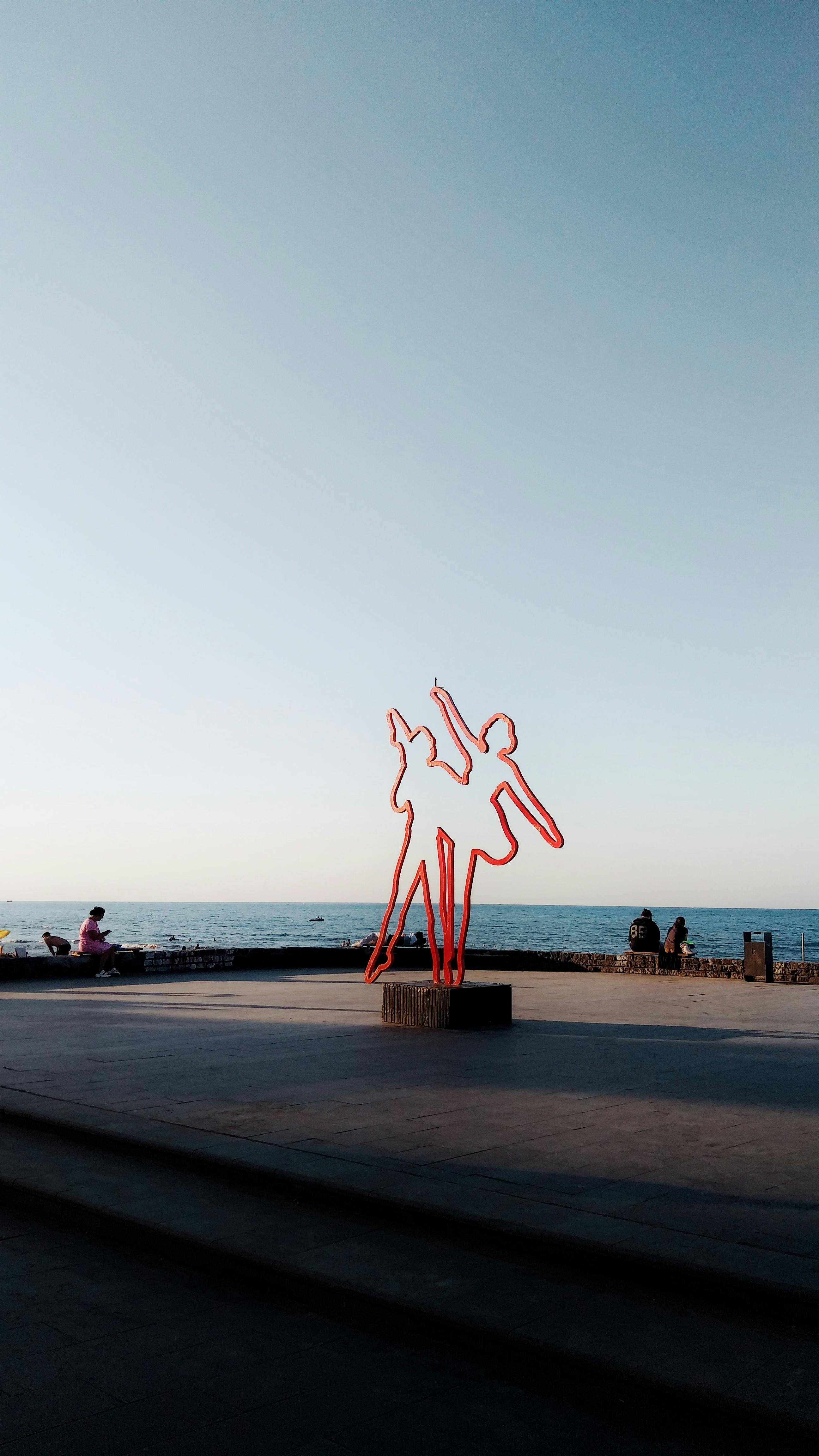 Gratis Instalación de arte escultórico junto al mar en Samsun, Turquía, que captura el ambiente sereno del día. Foto de stock