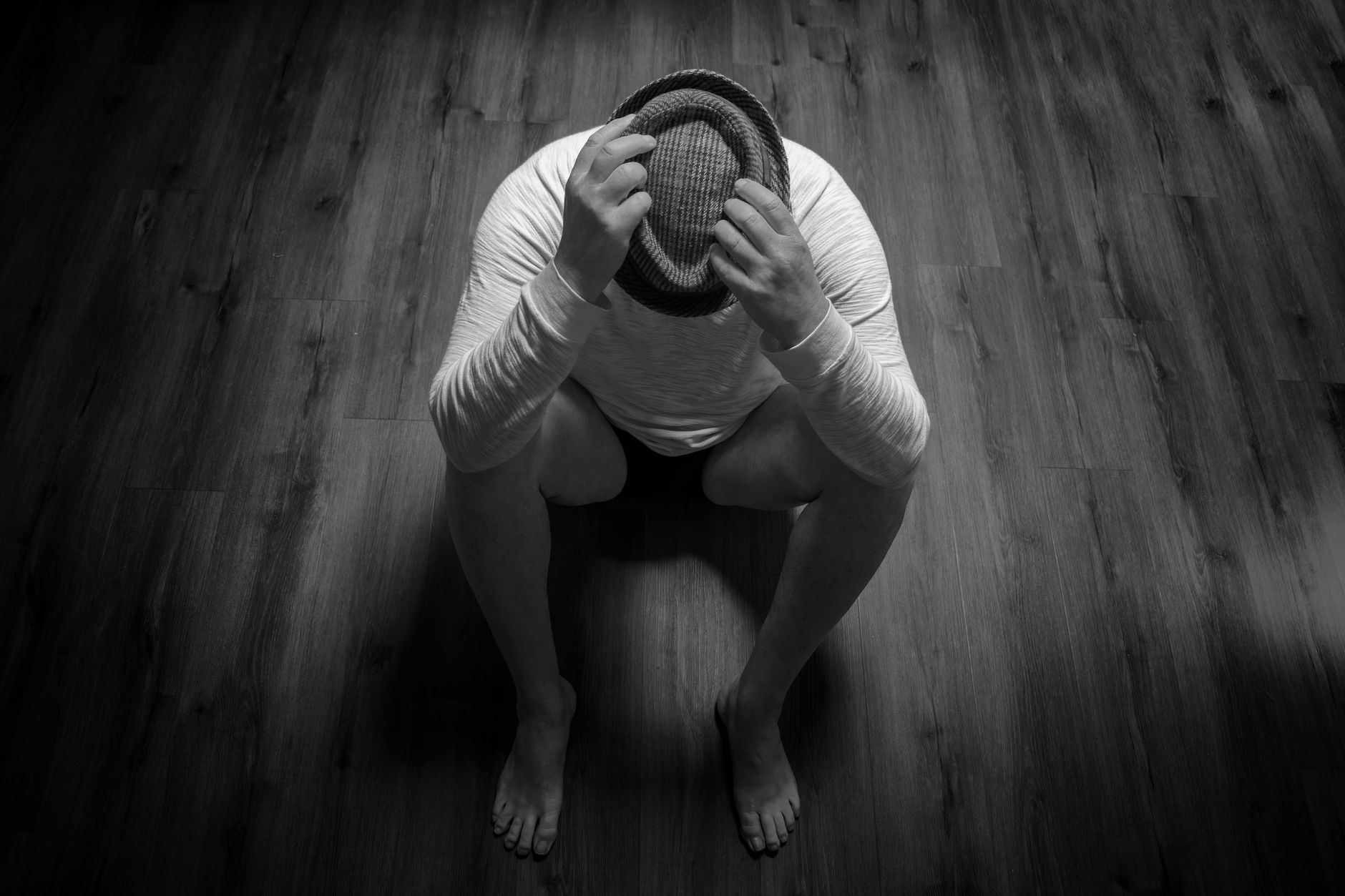 瑜珈姿勢化解情緒卡點:身心連結解析 Free stock photo of black and white, black and white aesthetic, depression