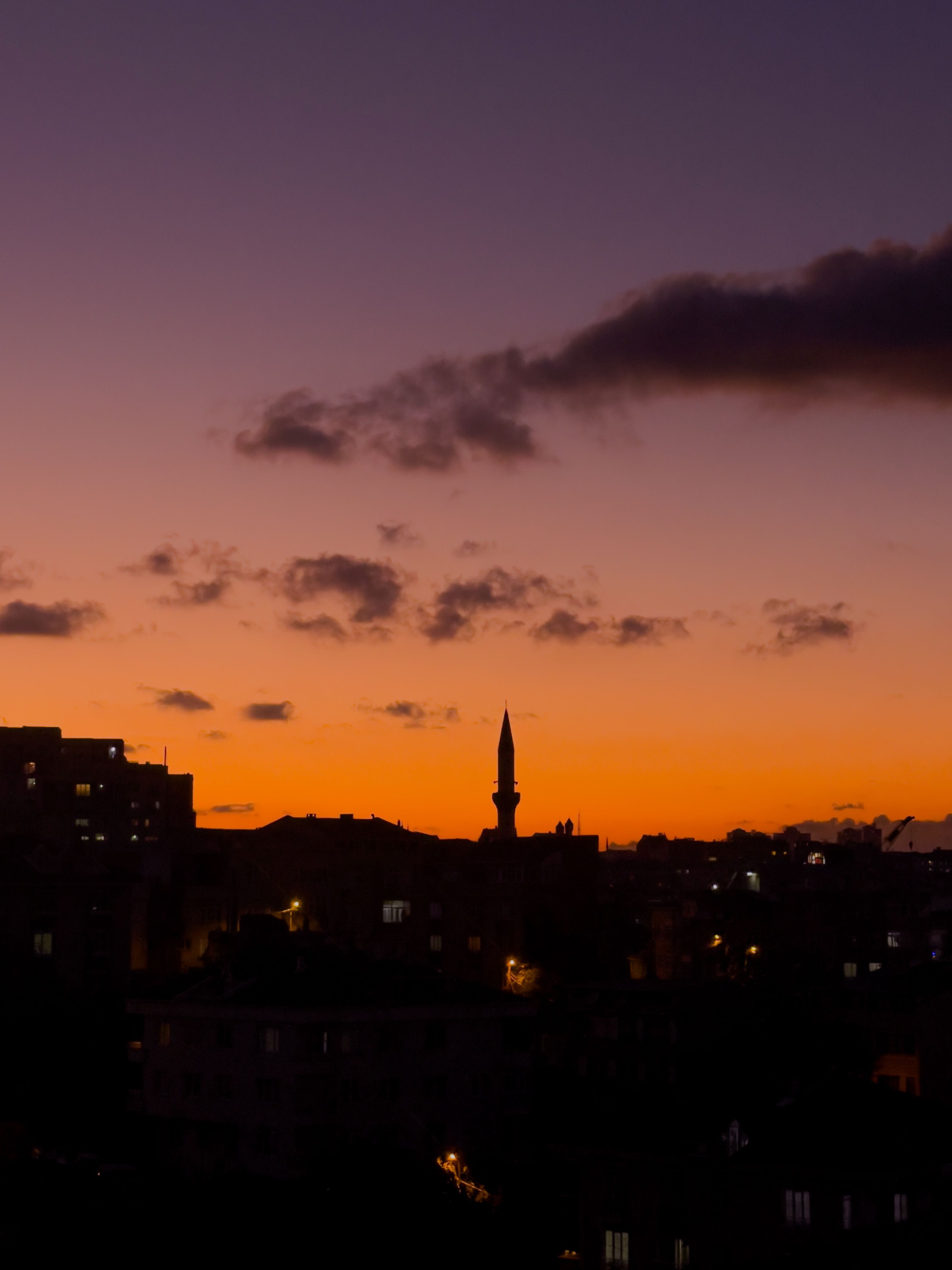 Scenic Sunset Over City Skyline with Minaret · Free Stock Photo