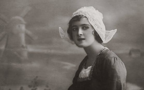 一幅以风车为背景、身着传统服装的女性深褐色复古肖像