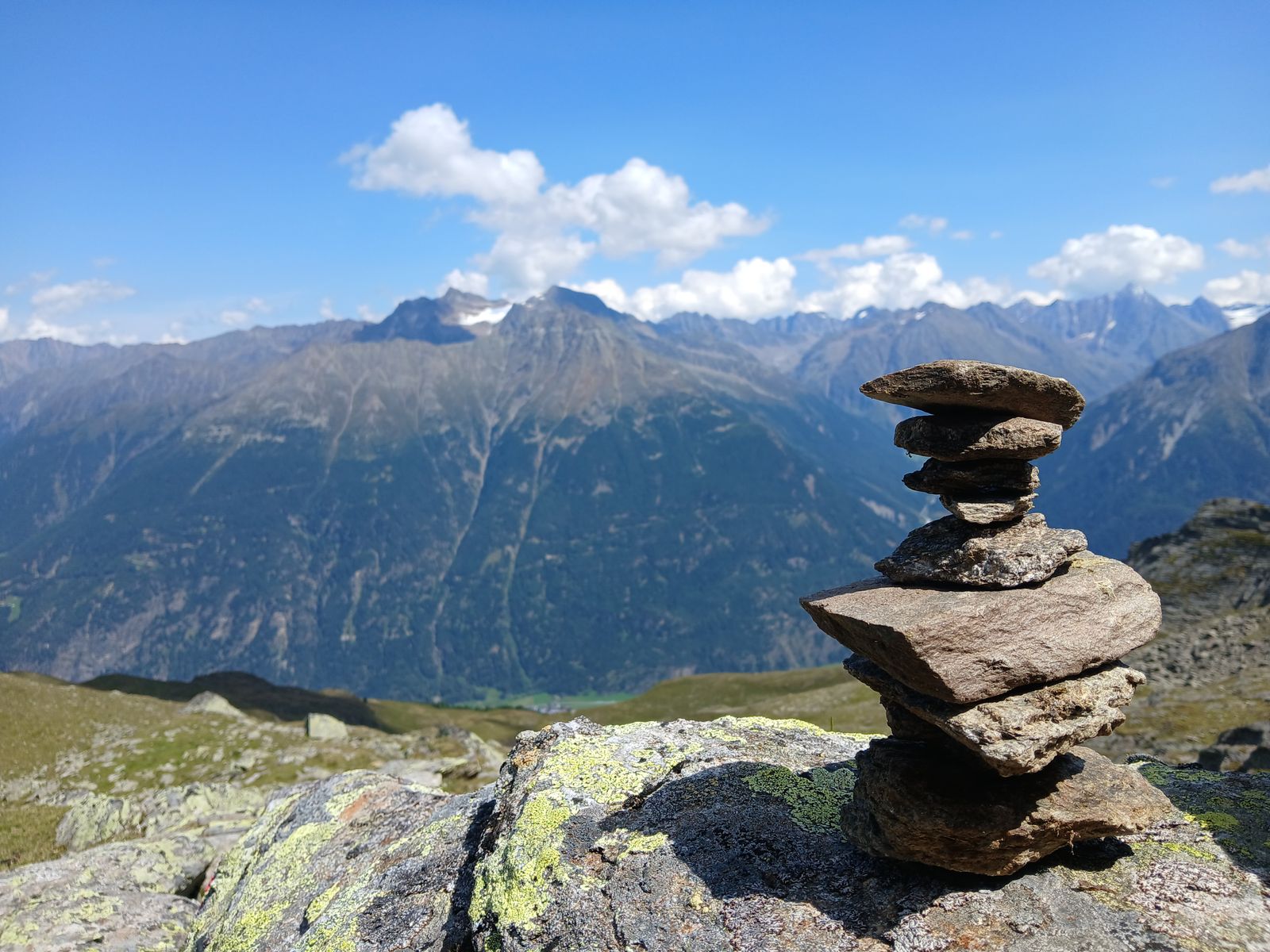 Kövekből rakott cairn sziklás magashegységi környezetben Ausztriában