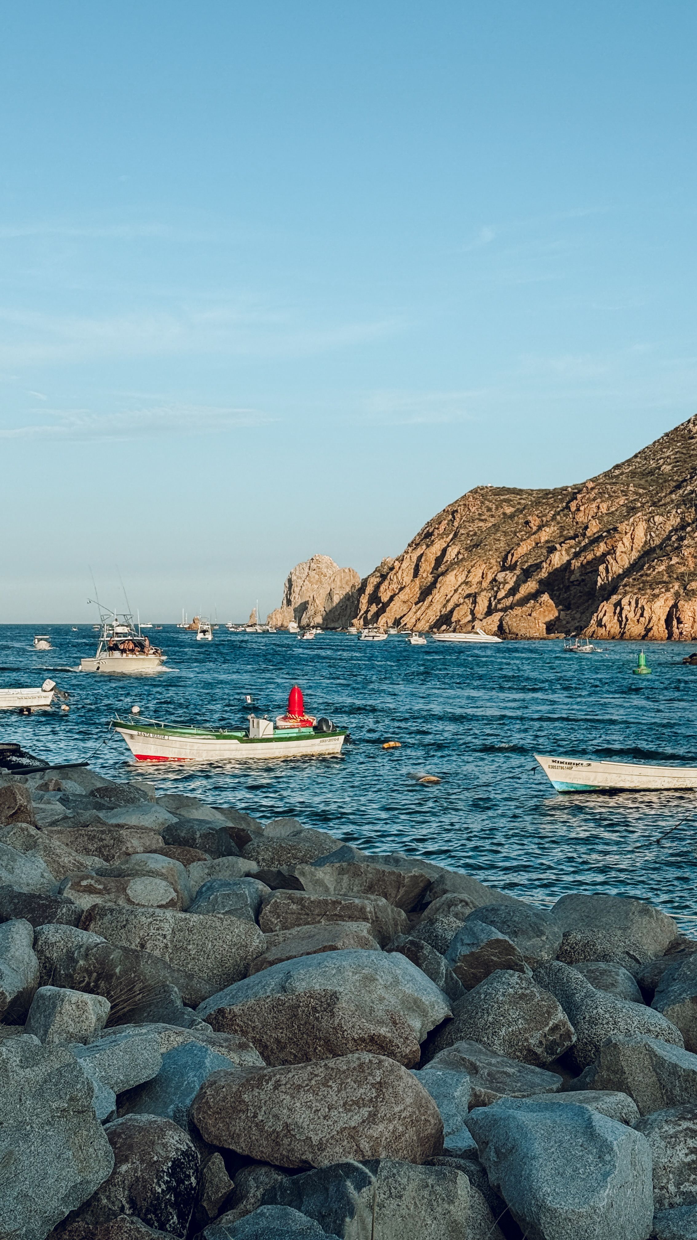 Vista Panorámica De Barcos Y Costa Rocosa Al Atardecer · Foto de stock ...