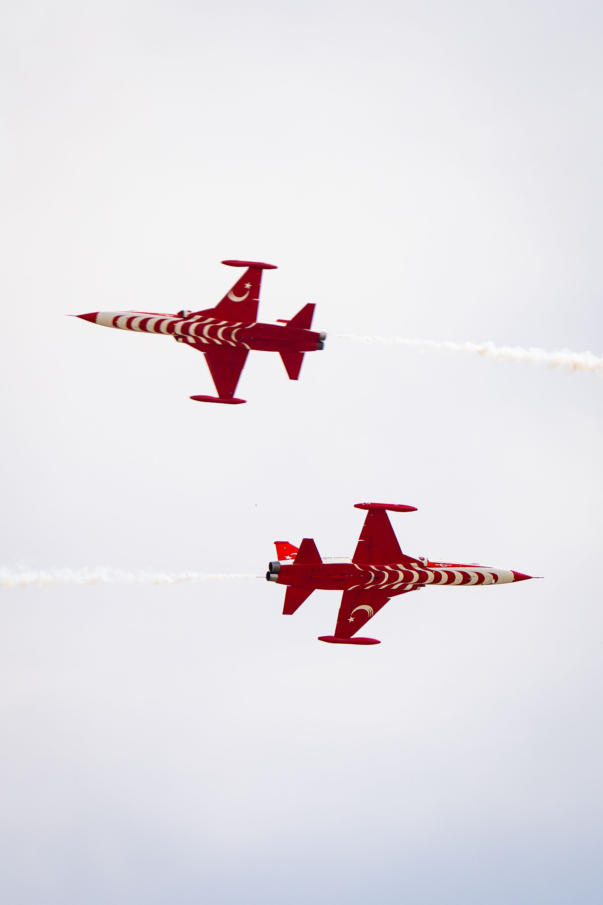 Why airshow shots look sharper from the fence line — what to look for before the first pass