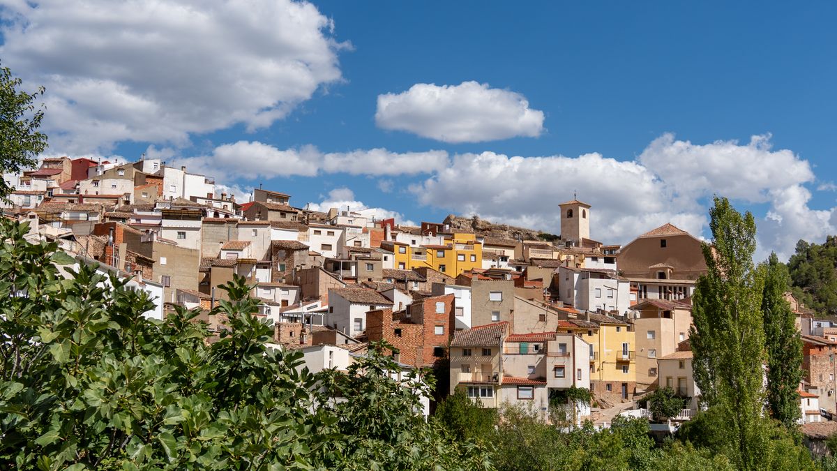 라 토마티나 — Colorful hillside view of Bogarra, Castilla-La Mancha, under a clear blue sky.
