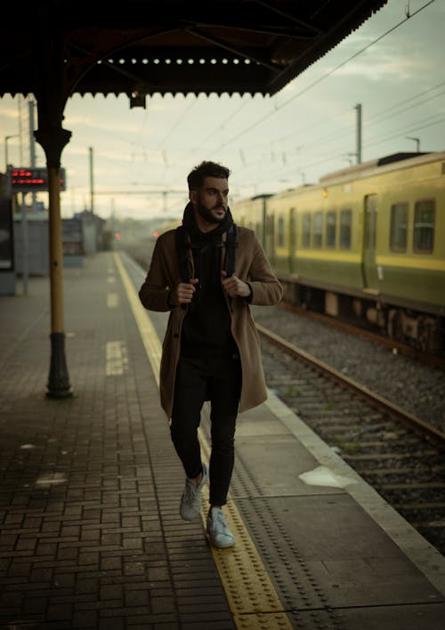 Hombre Vestido Con Abrigo Marrón Caminando Cerca De La Estación De Tren