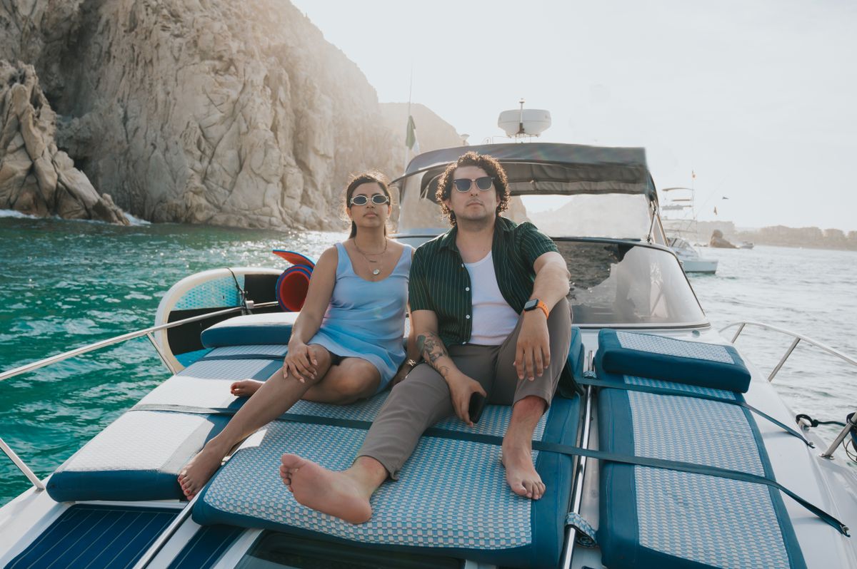 Propriétaires profitant de leur bateau en mer
