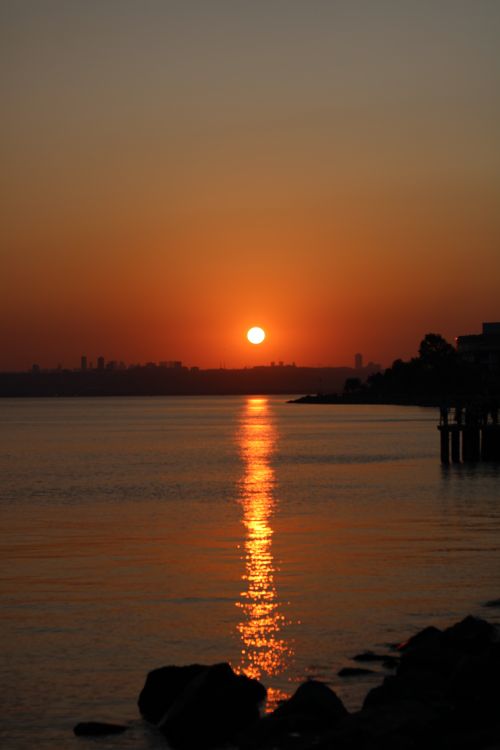 Free Captivating sunset over İstanbul's coast with reflections on the water. Stock Photo