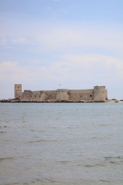 Free View of Maiden's Castle surrounded by the Mediterranean Sea, located in Kızkalesi, Mersin, Türkiye. Stock Photo