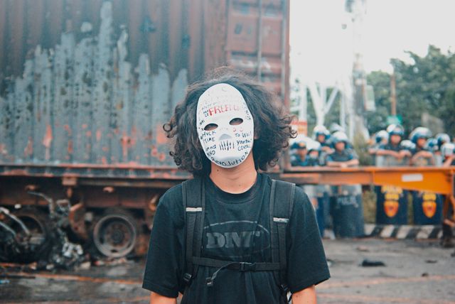 Halloween et manifestations : la règle du visage couvert remise en cause