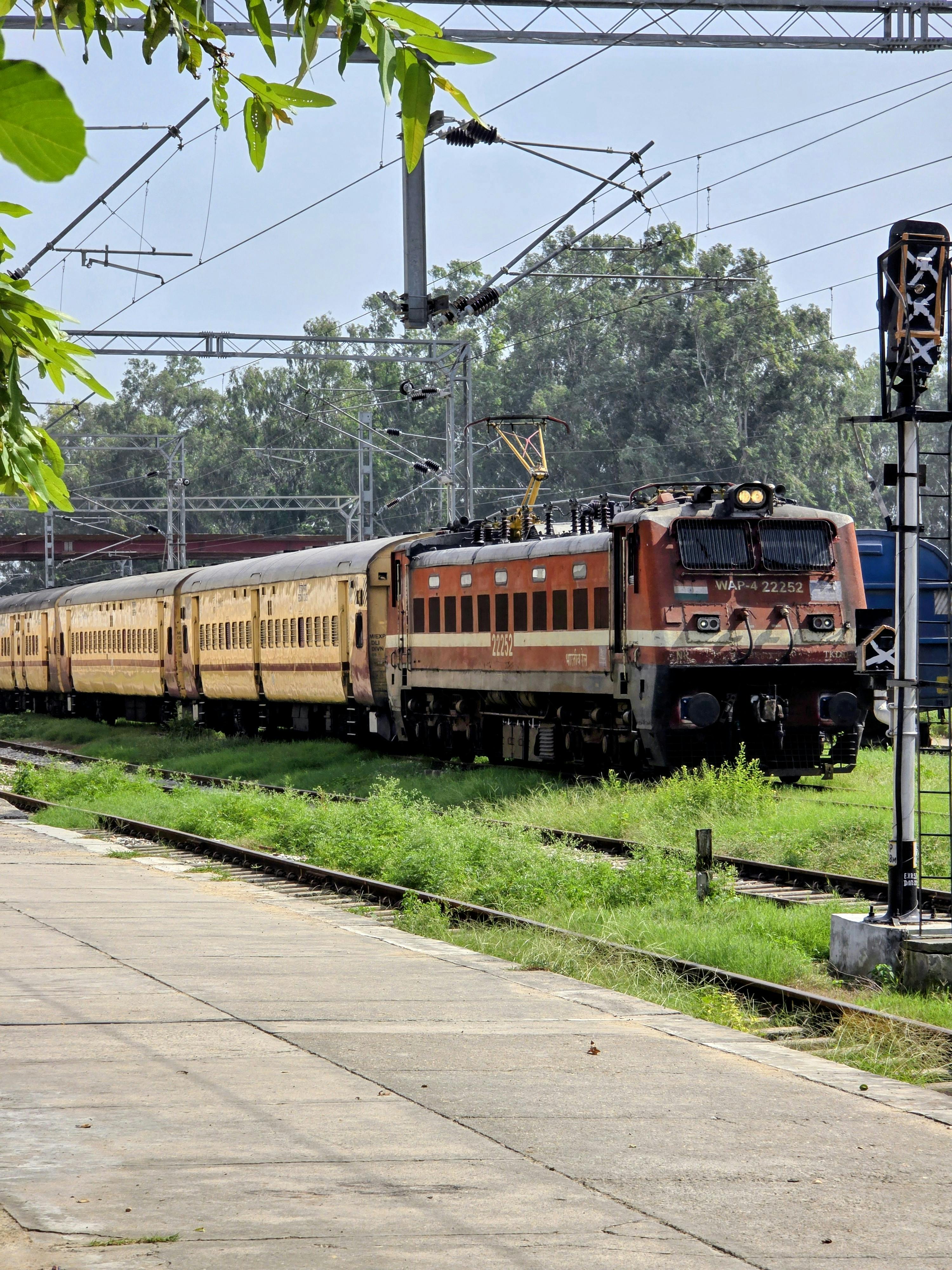 Gratis Un classico treno delle ferrovie indiane che attraversa la stazione di Patiala, circondato da una vegetazione lussureggiante. Foto a disposizione