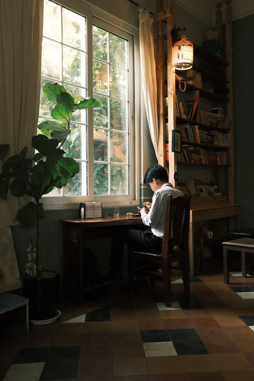 Bezaubernde Szene mit Fenster & Person – Anime Art