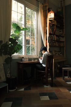 Bezaubernde Szene mit Fenster & Person – Anime Art