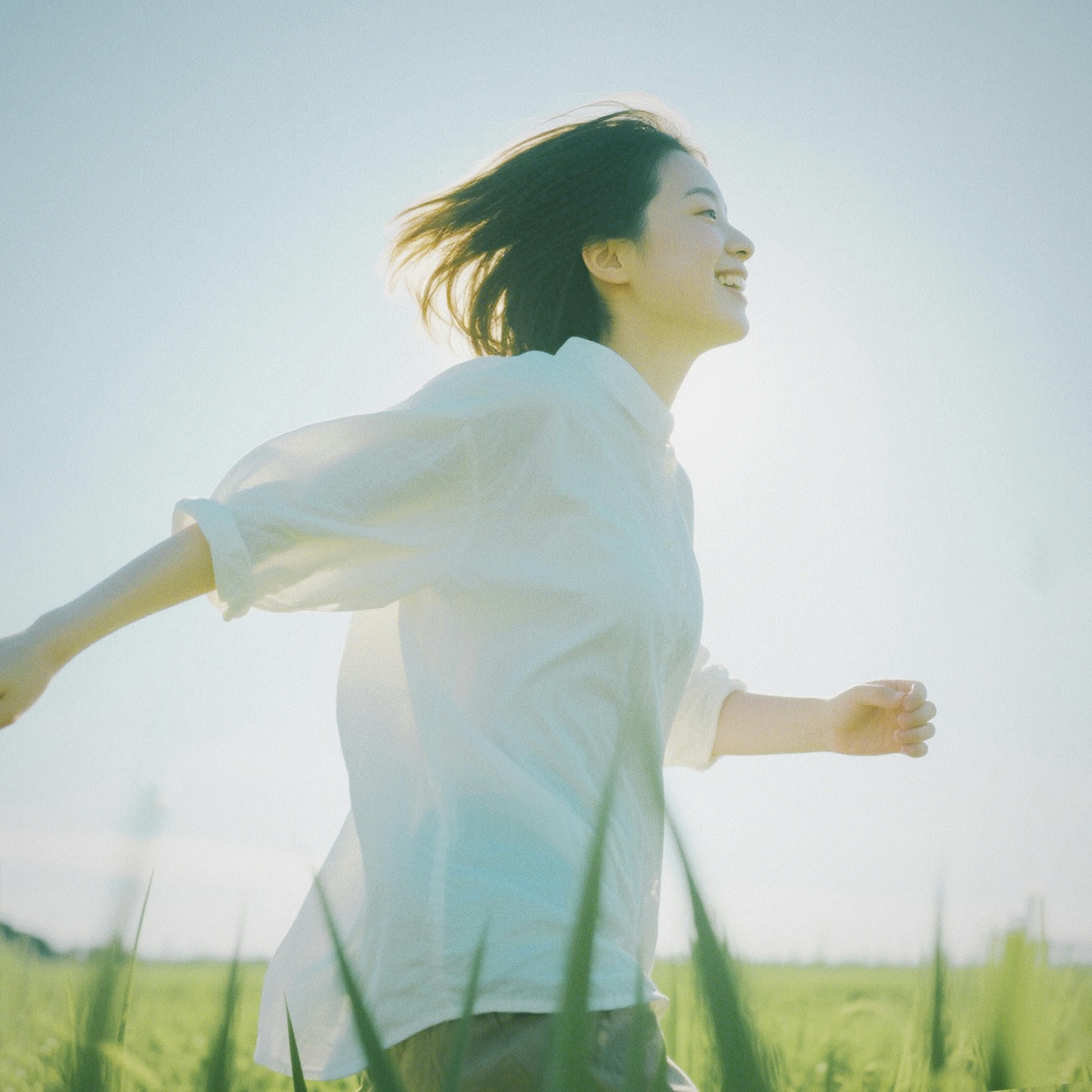 Gratis Donna Gioiosa Che Corre All'aperto Alla Luce Del Sole Foto a disposizione