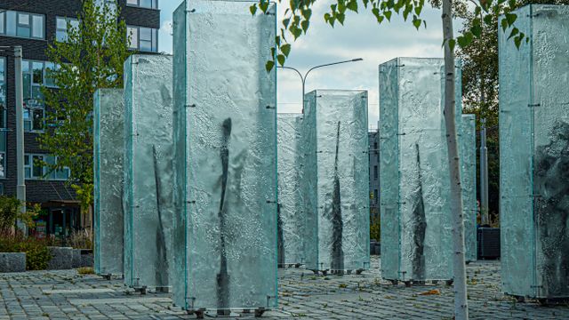 Modern sculpture standing in a public park — photo by SHOX ART on Pexels