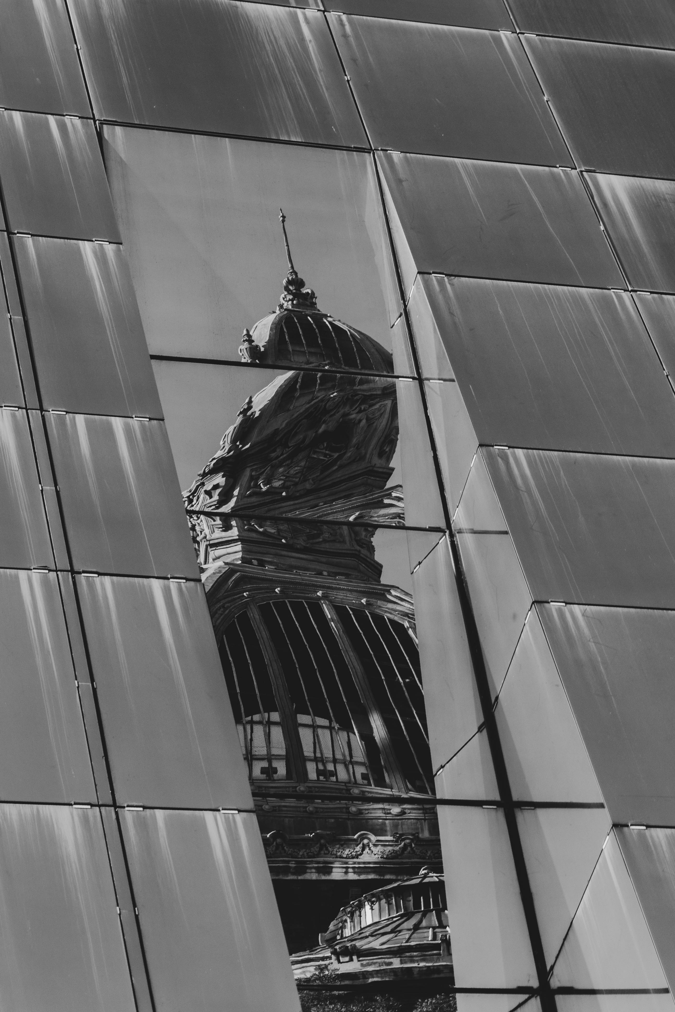 grátis Reflexo de um edifício de Bucareste em uma fachada de vidro moderna, Romênia. Foto profissional
