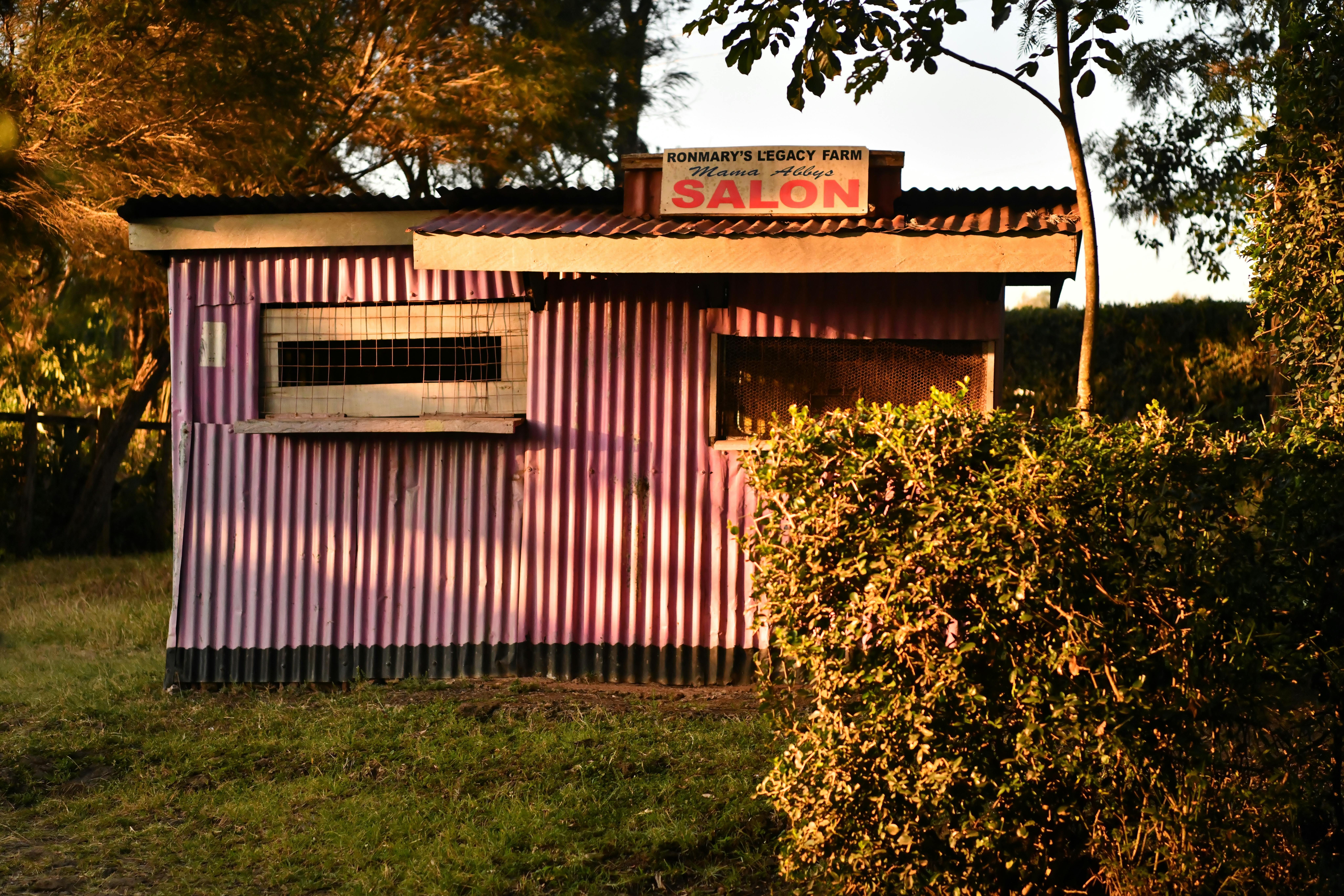 Gratis Salon pedesaan berwarna-warni saat matahari terbenam di Nairobi, Kenya, memamerkan arsitektur lokal dan warna-warna cerah. Foto Stok