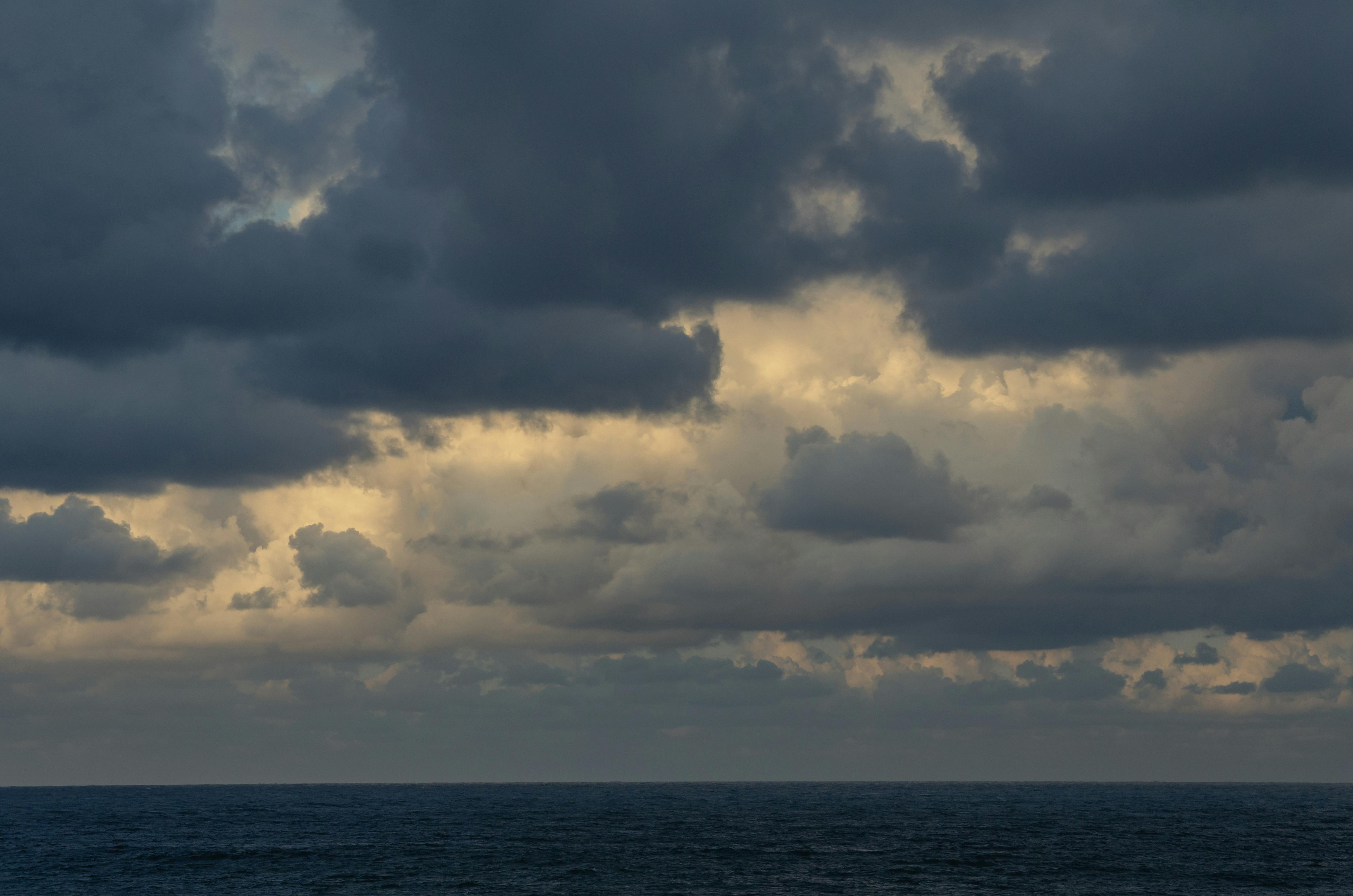 財經：3隻黑天鵝引爆完美風暴 外媒警告應屆畢業生就業危機