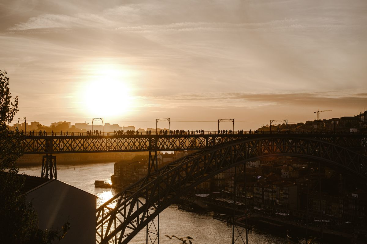 Puesta de sol sobre el puente Dom Luis I, con el río Duero y Oporto al fondo