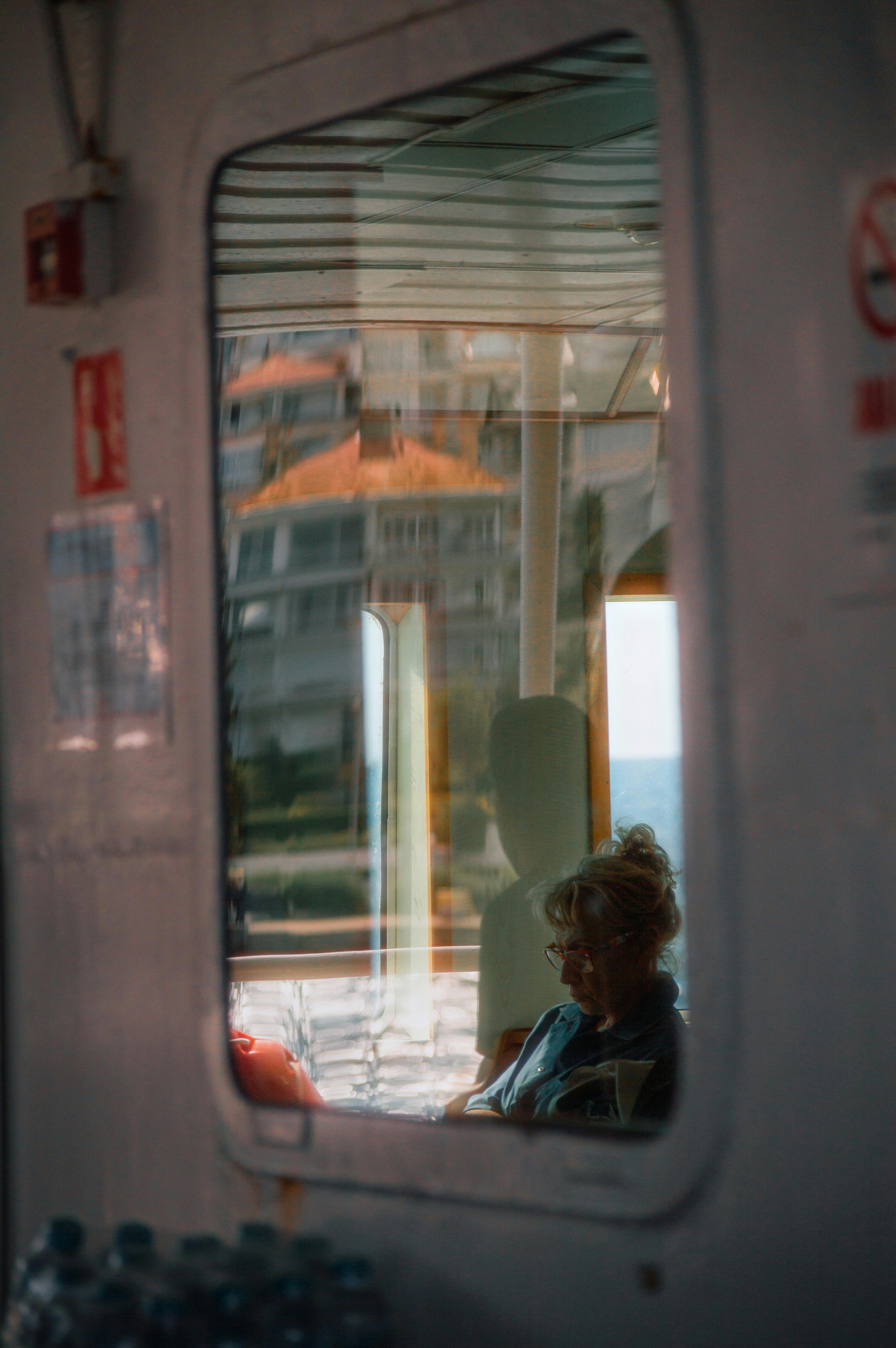 Gratis Un viaje en ferry sereno capturado con reflejos, agregando profundidad y misterio a la escena. Foto de stock