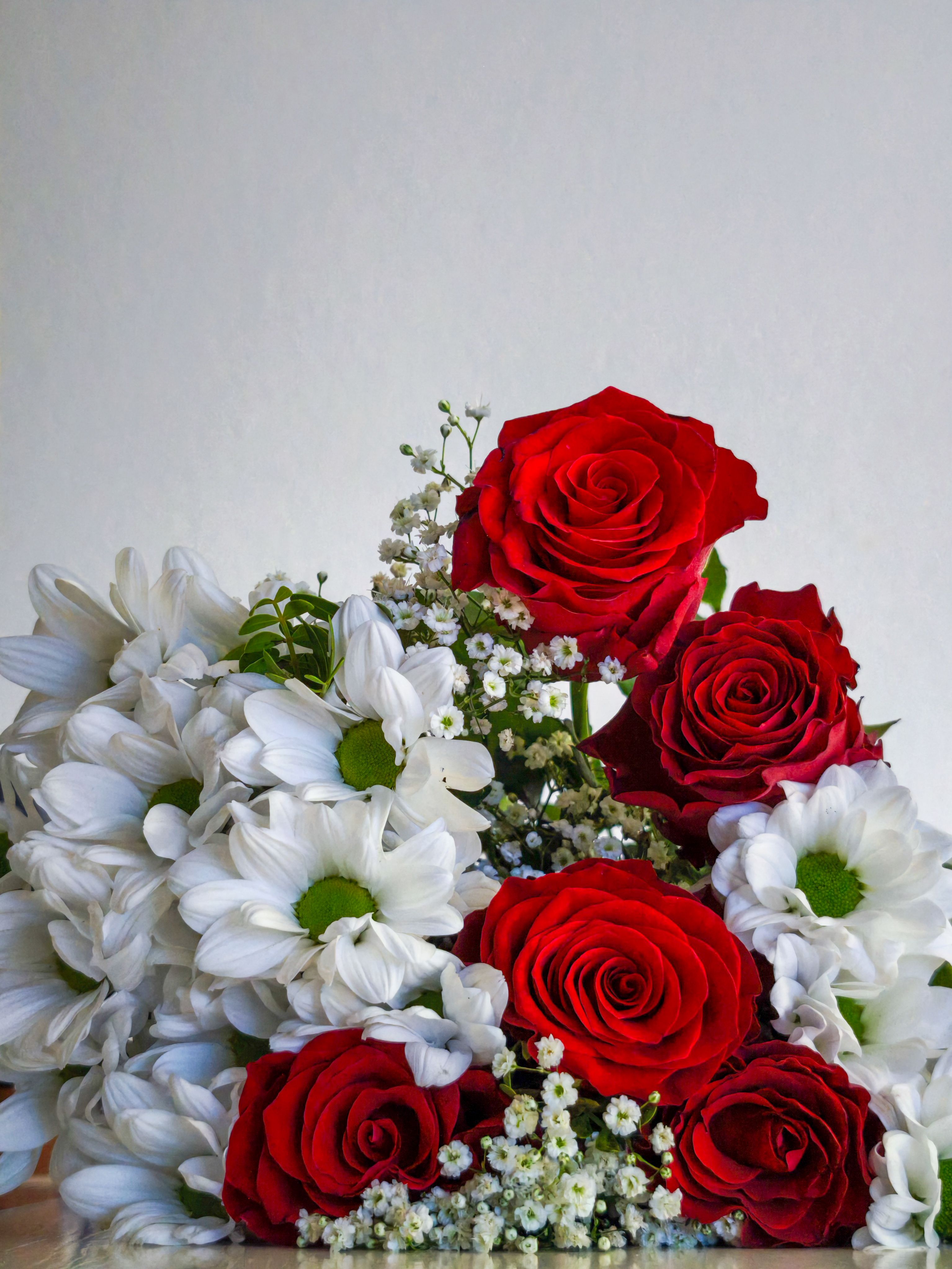 Elegant Bouquet of Red Roses and White Daisies · Free Stock Photo