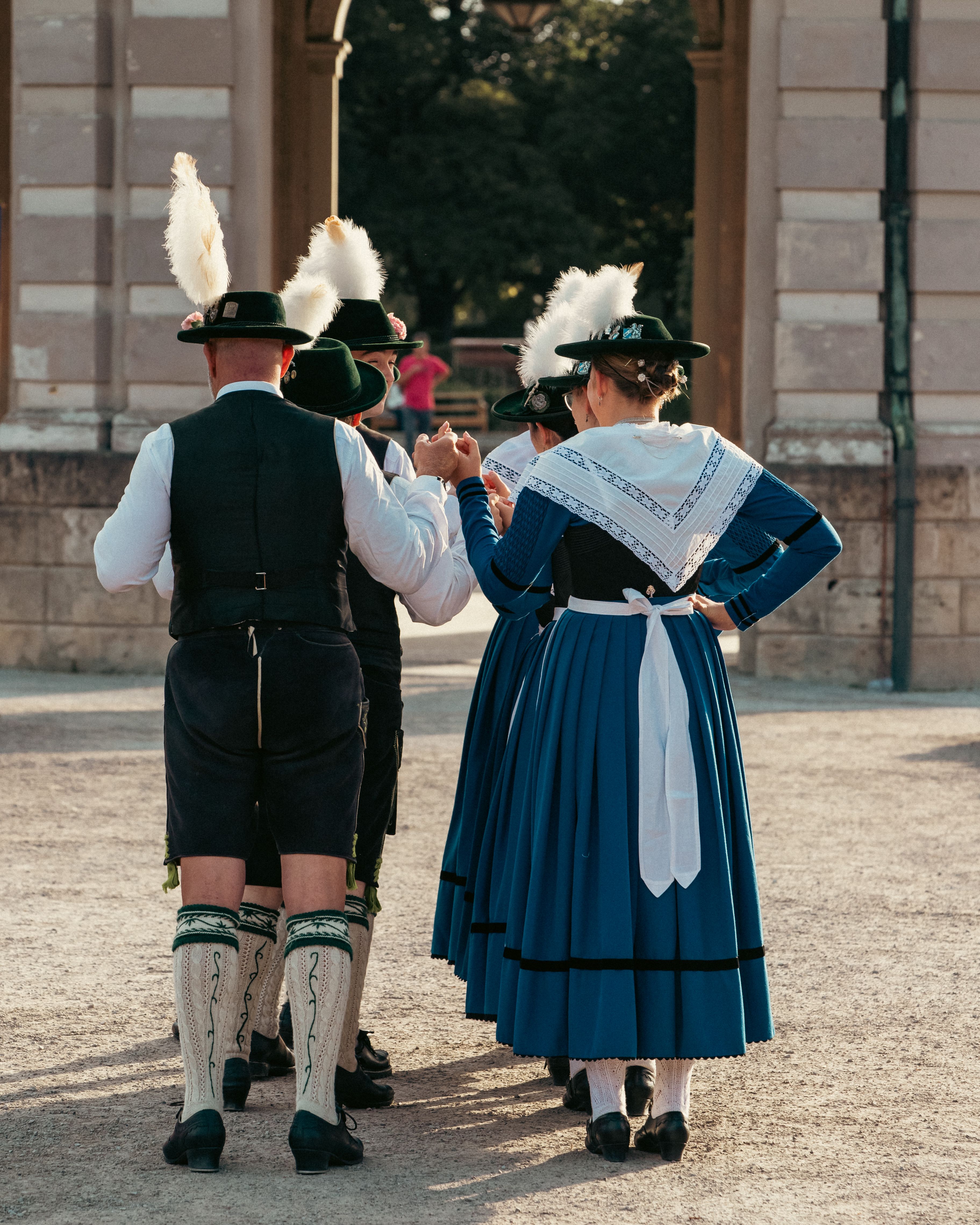 Gratis Fanger en tradisjonell bayersk dans i München med folk i kulturelle klær. Arkivbilde