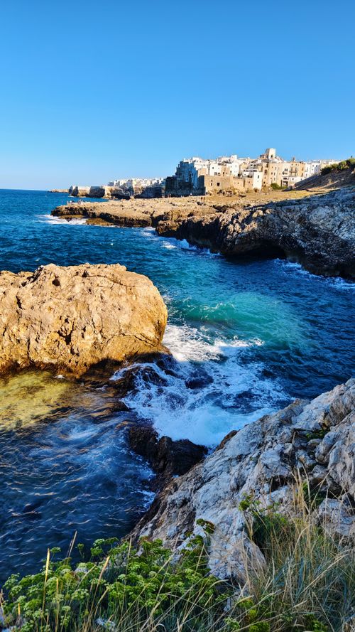 Free Breathtaking view of Polignano a Mare's rocky coast with turquoise waters in Apulia, Italy. Stock Photo