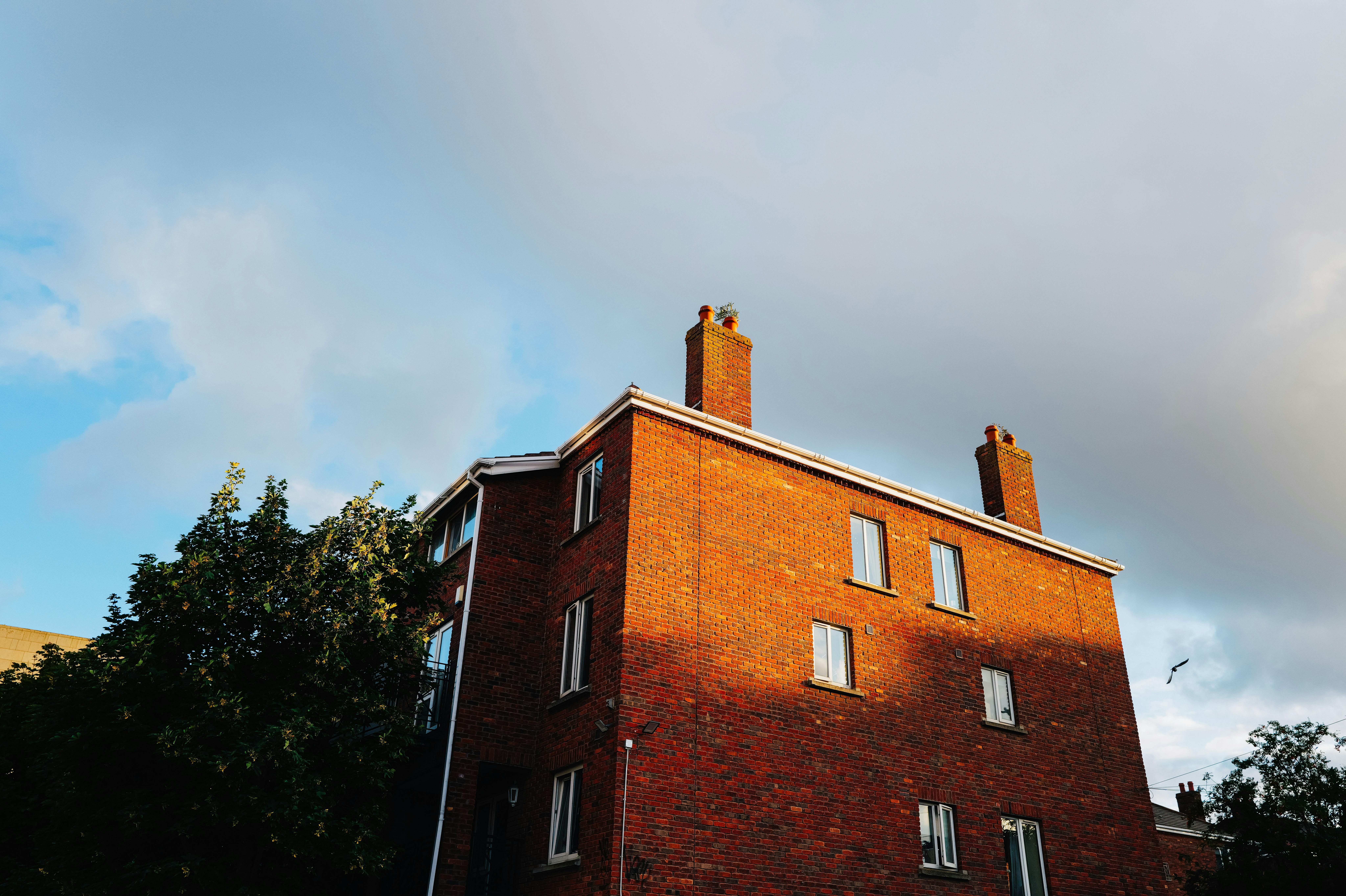 Mortgage rates rise for second straight week — Photo by Adrien Olichon on Pexels
