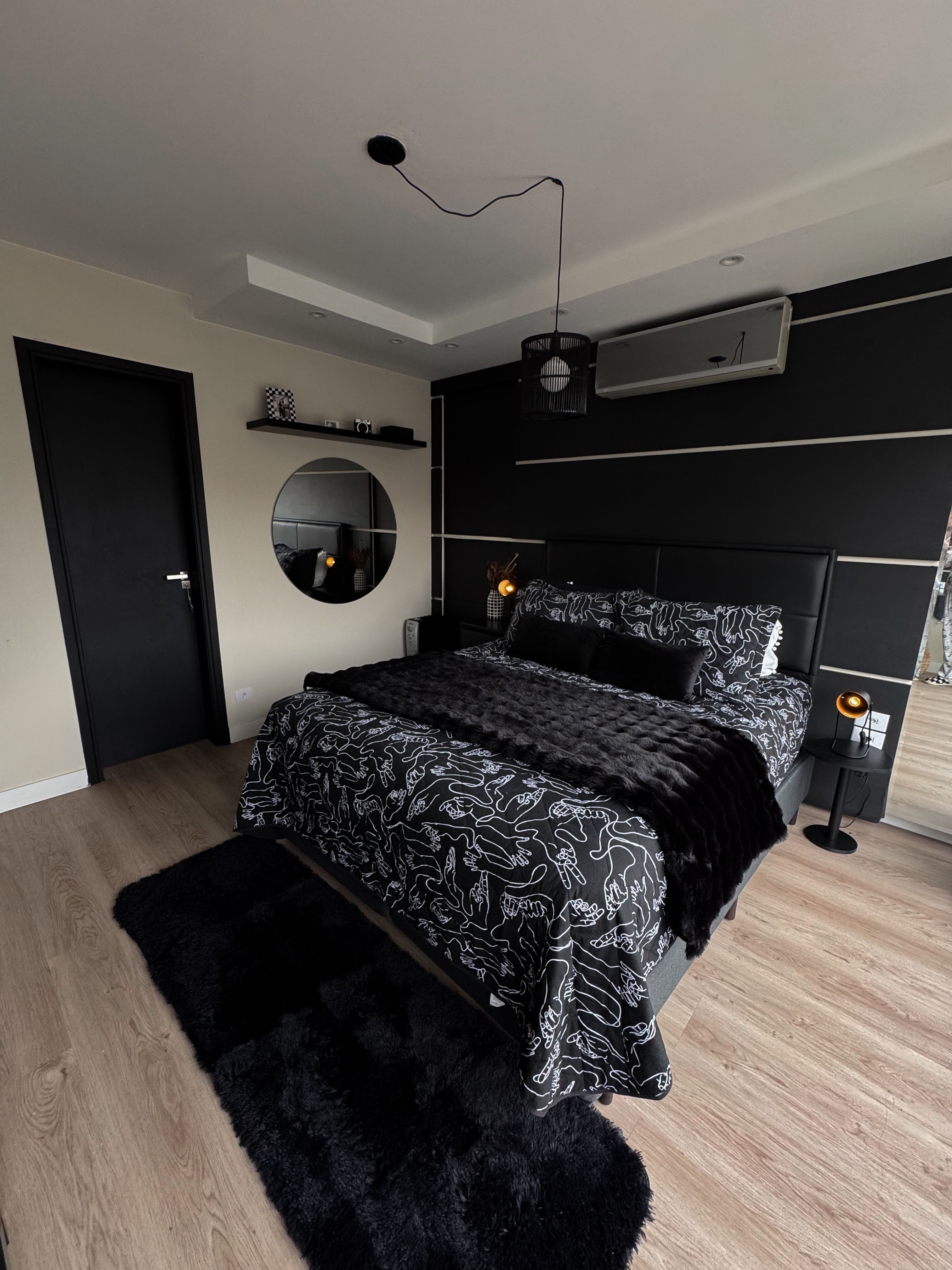 Quarto elegante com tema preto, decoração moderna e elementos de design sofisticados.