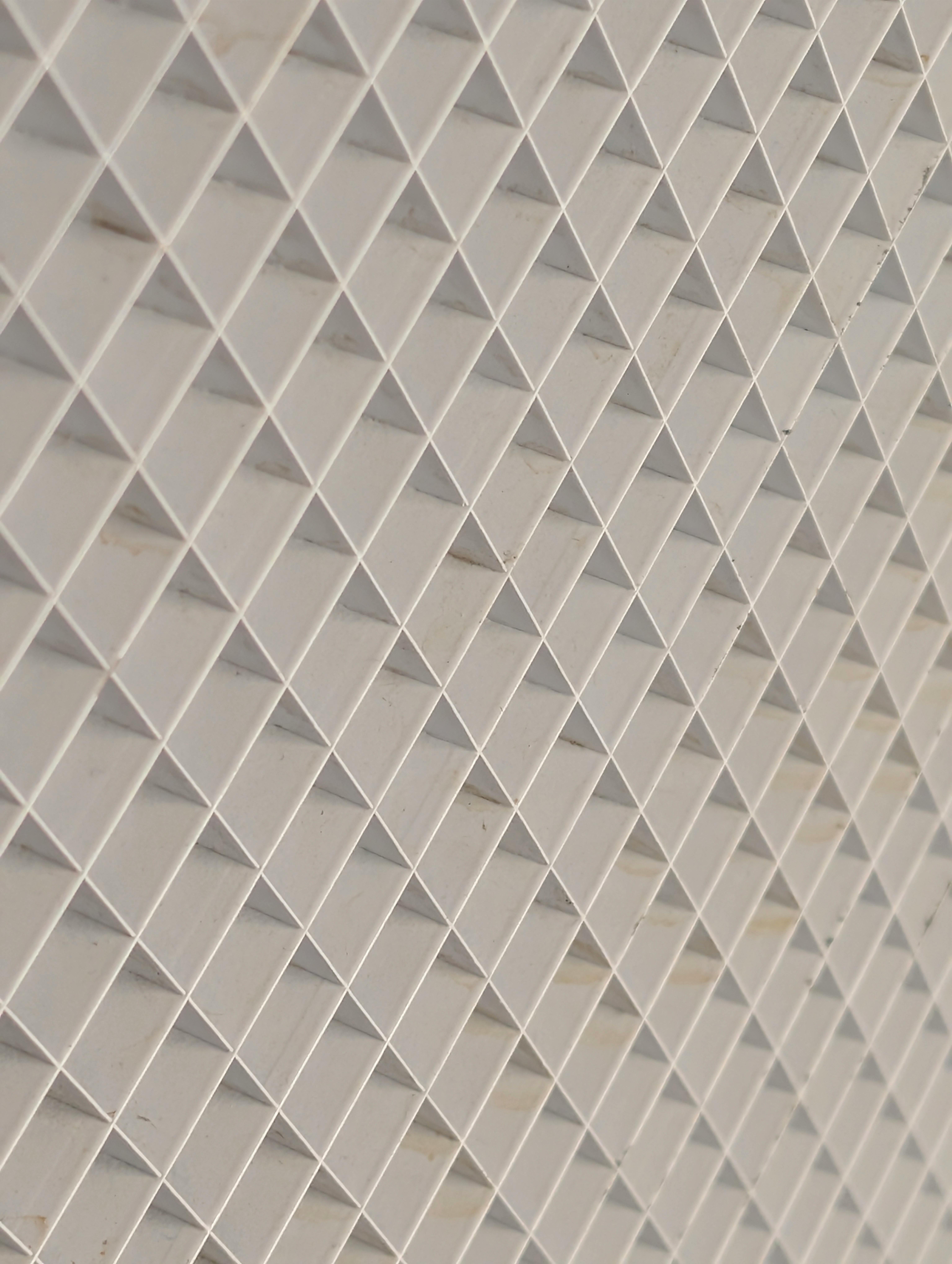 Kostnadsfria Abstrakt geometriskt mönster med diamantstruktur som kastar skuggor i naturligt ljus. Stock foto