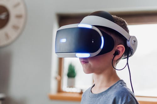 Free Junge, Der Schwarzweiss Virtual Reality Headset Trägt Stock Photo